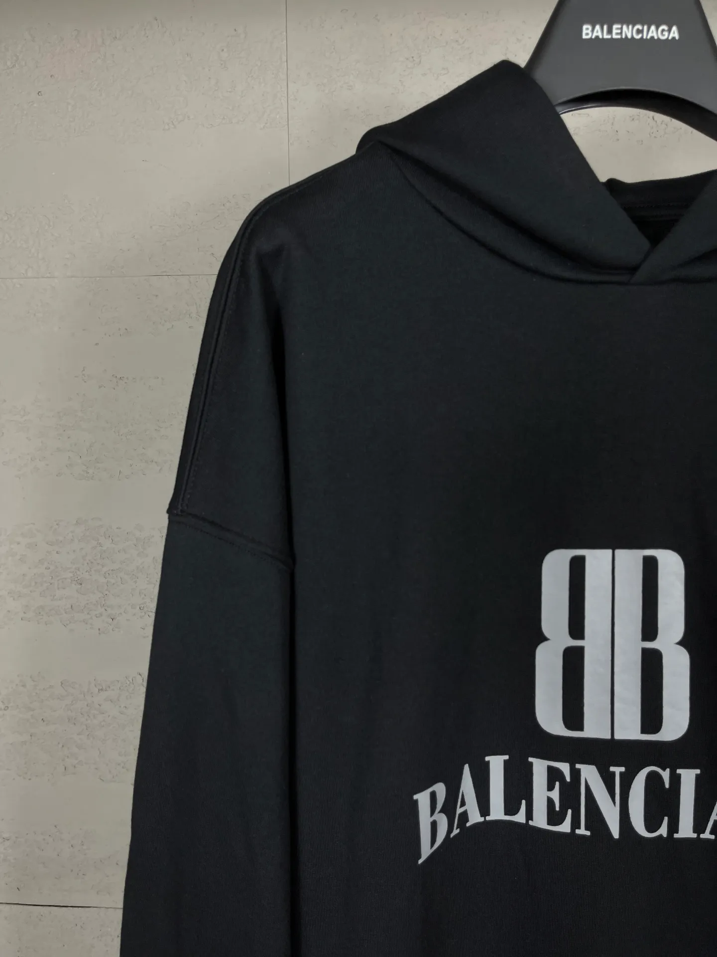 🅿️300 real photos [Top version. Official website quality] BALENCI*GA/Paris. SS25 latest autumn and winter style, Paris new LOGO printed hooded sweatshirt. Brick cabinets are synchronized. Genuine products are developed at the first time. Welcome to compare! The fabric is made of Paris ZP custom-woven and dyed cotton sweatshirt. Weighing 460 grams, the cloth surface is clean. The cloth pattern is clear, soft and comfortable. The threads are dyed with no color difference. The printing uses environmentally friendly imported rubber paddles. The letters are clear and the effect is three-dimensional. The version adopts OS loose shoulder design. Same style for men and women. Code: BL259926 Color: Black Size: XS S M L