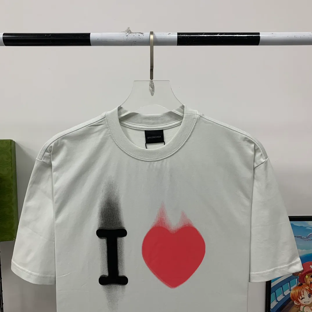 [New arrival] The top tested version Balenciaga Paris 23ss spring and summer new style 520 love printed embroidered logo short-sleeved T-shirts for male and female couples celebrities. The appearance of the single product is undoubtedly outstanding. It will definitely attract attention when paired with a couple style! Fashionable, relaxed and stylish, the atmosphere is instantly full~ It is made of 100% pure cotton fabric, which is soft and comfortable, has a delicate and waxy touch, and is very comfortable on the upper body! The simple and fashionable round neck design is simple and extraordinary, and it is very eye-catching. The stitching is very smooth and delicate, with a certain degree of looseness. It is strong, stylish, washable, durable and will not deform easily after long-term wear!  An item with obvious high street style, loose fit and cutting design, the upper body is very durable. This kind of short sleeves can definitely add a lot of color to your outfit, and also provide you with more charm and temptation in your daily life ~ P: 270 Color: Black White