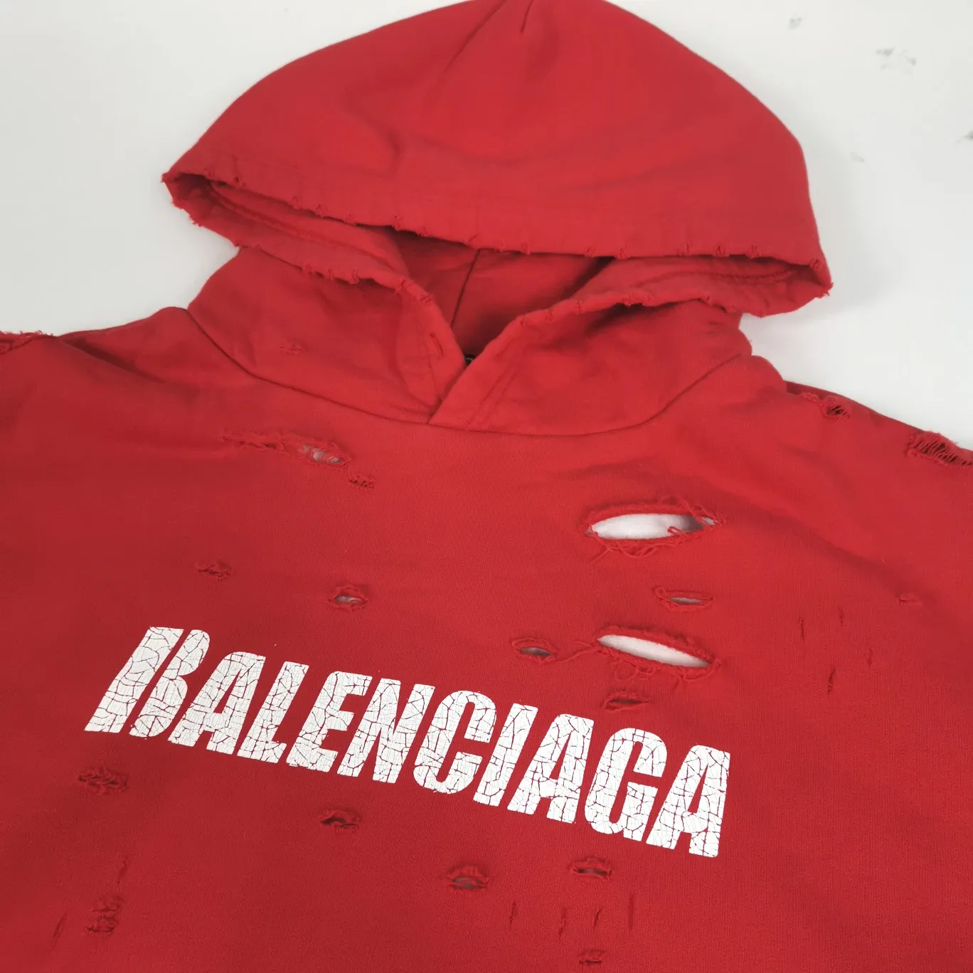 The top tested version of BALENCIAGA's Basic Cracked Sweatshirts and Hoodies for Male and Female Couples Stars can be said to be the most popular item among all the popular items. It has become popular on major self-media e-commerce platforms such as Xiaohongshu and Dewu. Heavy industrial craftsmanship tests the skills of lathes and printing techniques. Huge cost! Fabric: The outer fabric is made of 460g pure cotton fish scale terry fabric + the inner liner is 260g combed cotton. The weight of the ready-made garment exceeds 1kg, which can ❗️100%❗️ restore the drape of zp. The cost of fabric is over one hundred yuan. Washing process: After making the garment, the holes are polished by hand, and then washed to make it look old. The process is extremely complicated! There are more than 200 holes in the entire dress. The collar, cuffs, and hem are torn by hand (with pliers) rather than frayed. This is a more important detail.  Thread: dyed in the same vat with no color difference. Printing: made of special cracked material to achieve the ultimate in breathability and aesthetics! Just like the patterns on a turtle’s back, each one is different!  Accessories: Complete set of customized accessories + Sydney paper Size: XS-L (maximum wear: 230 catties) Color: blue black white purple red cyan P: 570