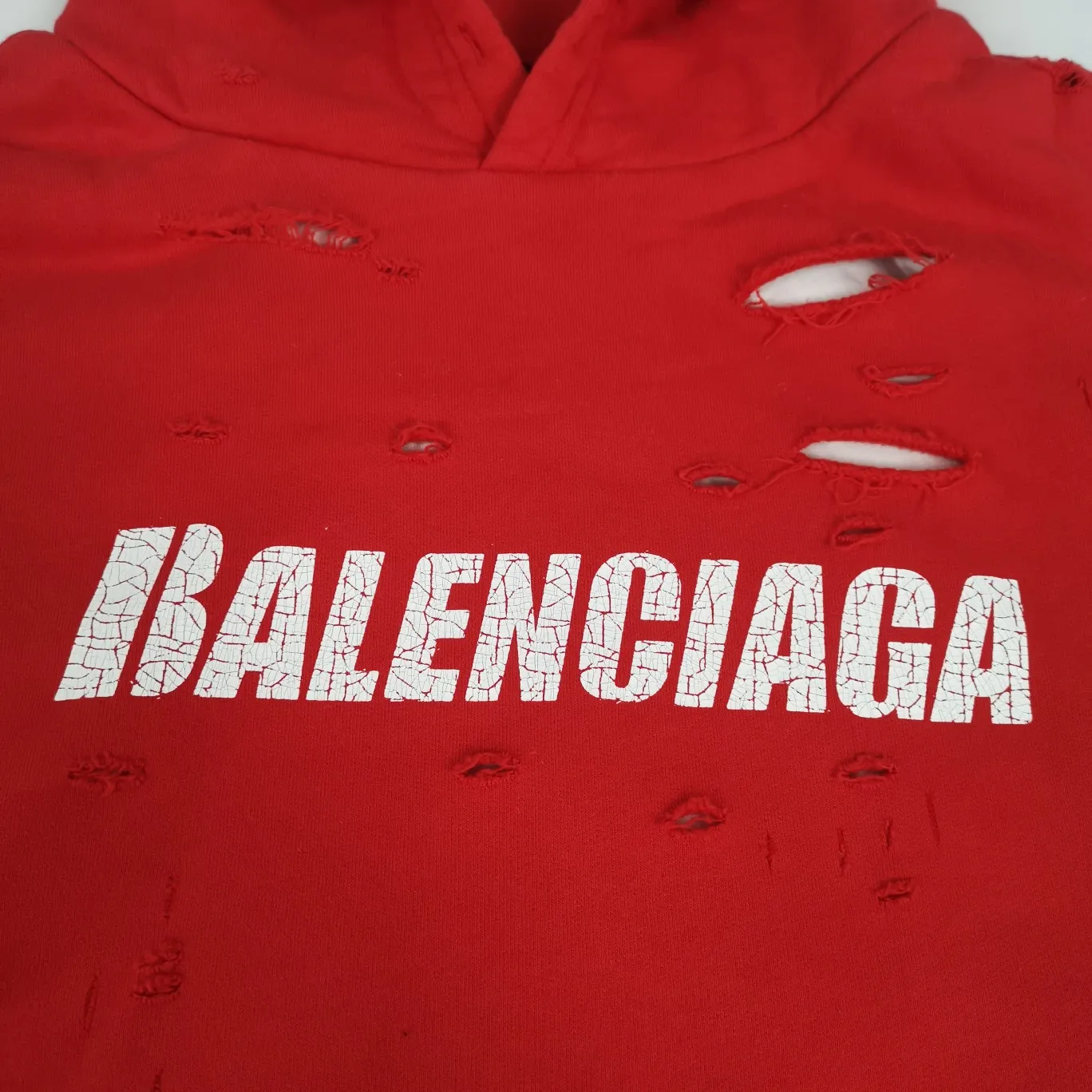 The top tested version of BALENCIAGA's Basic Cracked Sweatshirts and Hoodies for Male and Female Couples Stars can be said to be the most popular item among all the popular items. It has become popular on major self-media e-commerce platforms such as Xiaohongshu and Dewu. Heavy industrial craftsmanship tests the skills of lathes and printing techniques. Huge cost! Fabric: The outer fabric is made of 460g pure cotton fish scale terry fabric + the inner liner is 260g combed cotton. The weight of the ready-made garment exceeds 1kg, which can ❗️100%❗️ restore the drape of zp. The cost of fabric is over one hundred yuan. Washing process: After making the garment, the holes are polished by hand, and then washed to make it look old. The process is extremely complicated! There are more than 200 holes in the entire dress. The collar, cuffs, and hem are torn by hand (with pliers) rather than frayed. This is a more important detail.  Thread: dyed in the same vat with no color difference. Printing: made of special cracked material to achieve the ultimate in breathability and aesthetics! Just like the patterns on a turtle’s back, each one is different!  Accessories: Complete set of customized accessories + Sydney paper Size: XS-L (maximum wear: 230 catties) Color: blue black white purple red cyan P: 570