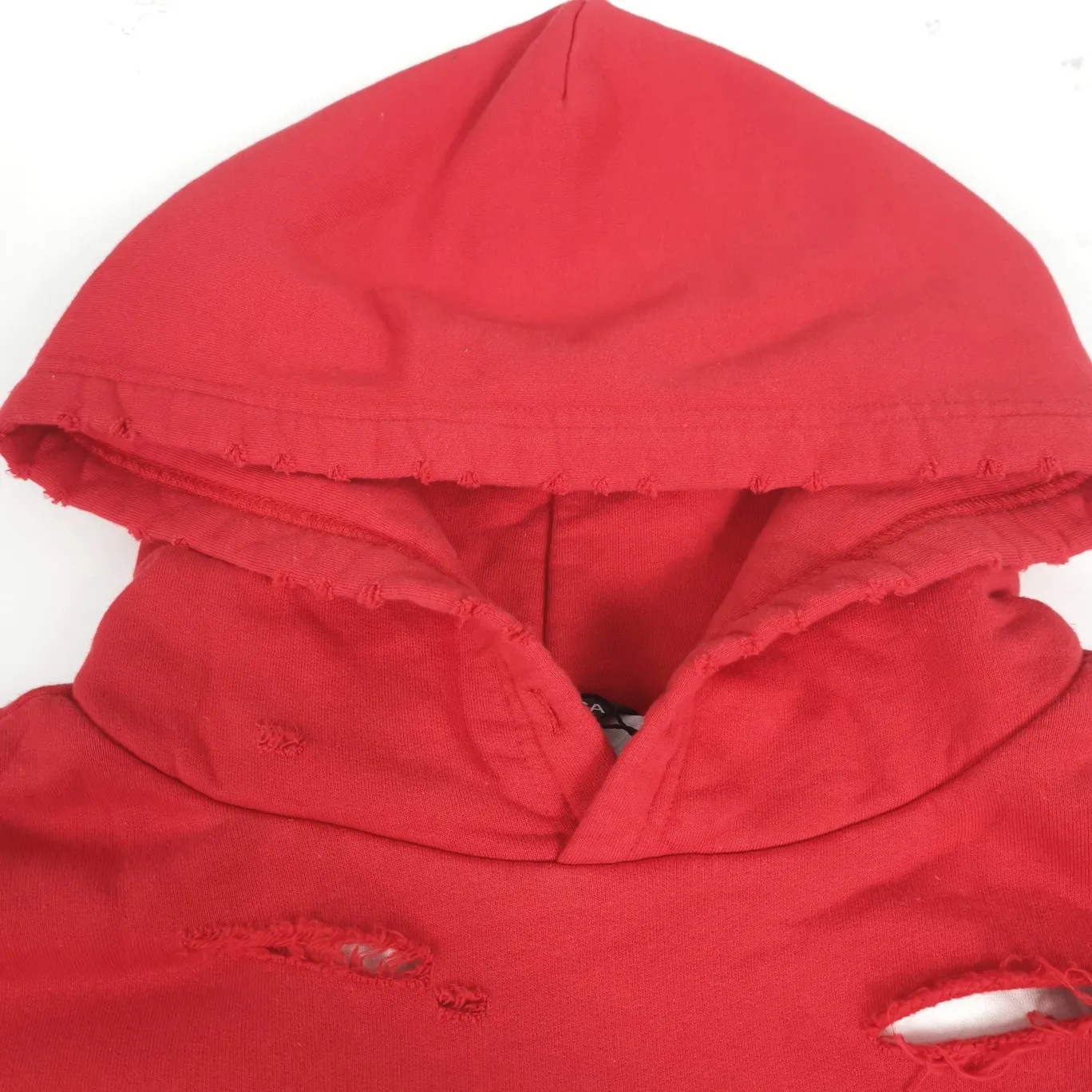 The top tested version of BALENCIAGA's Basic Cracked Sweatshirts and Hoodies for Male and Female Couples Stars can be said to be the most popular item among all the popular items. It has become popular on major self-media e-commerce platforms such as Xiaohongshu and Dewu. Heavy industrial craftsmanship tests the skills of lathes and printing techniques. Huge cost! Fabric: The outer fabric is made of 460g pure cotton fish scale terry fabric + the inner liner is 260g combed cotton. The weight of the ready-made garment exceeds 1kg, which can ❗️100%❗️ restore the drape of zp. The cost of fabric is over one hundred yuan. Washing process: After making the garment, the holes are polished by hand, and then washed to make it look old. The process is extremely complicated! There are more than 200 holes in the entire dress. The collar, cuffs, and hem are torn by hand (with pliers) rather than frayed. This is a more important detail.  Thread: dyed in the same vat with no color difference. Printing: made of special cracked material to achieve the ultimate in breathability and aesthetics! Just like the patterns on a turtle’s back, each one is different!  Accessories: Complete set of customized accessories + Sydney paper Size: XS-L (maximum wear: 230 catties) Color: blue black white purple red cyan P: 570