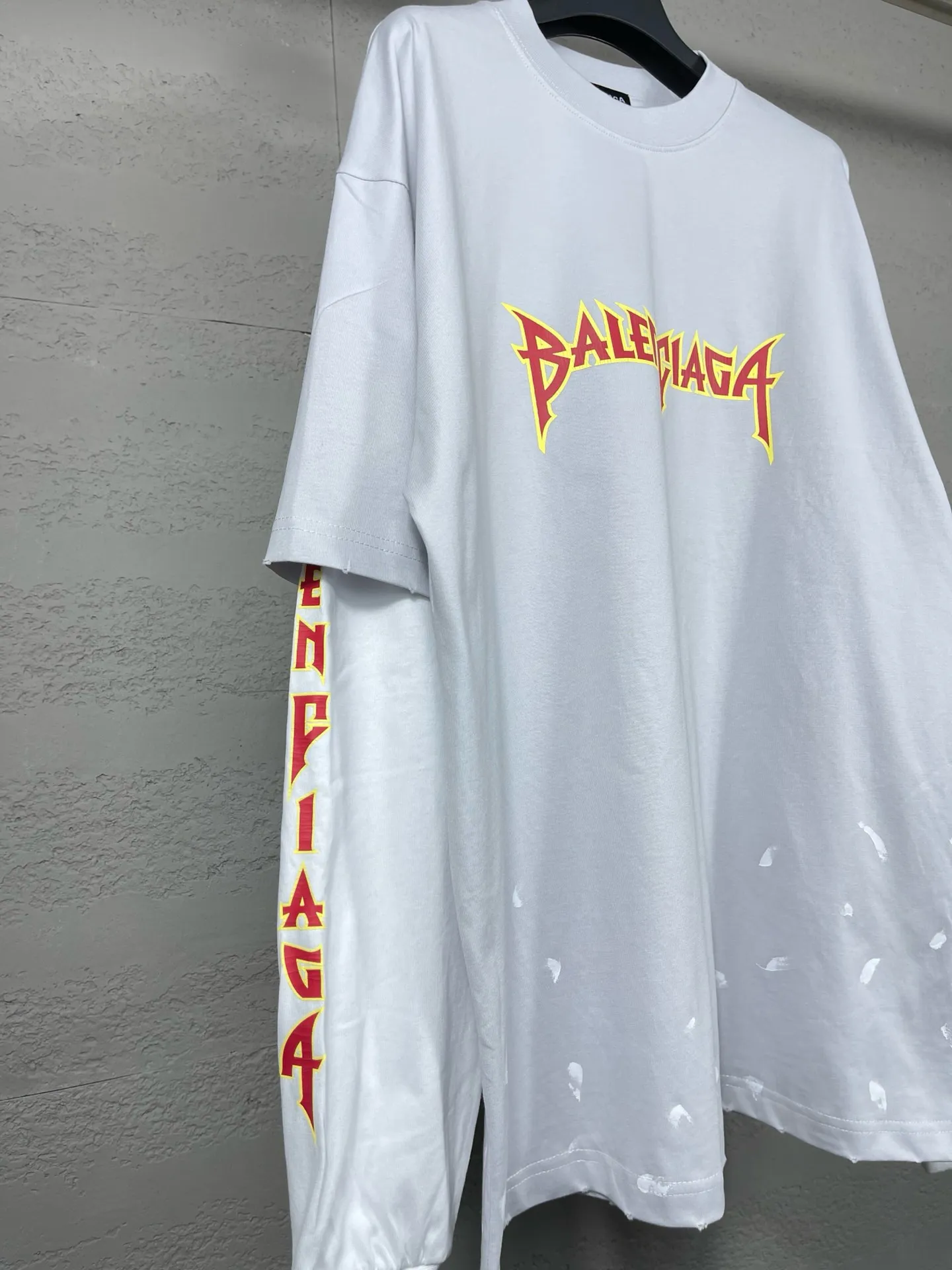🅿️240 Detailed Picture [Top version. Official website quality] BALENCI*GA/Paris. Lightning letter straight crack print, washed, distressed and spliced ​​long-sleeved T-shirt. Brick cabinet synchronization. The fabric is made of Paris ZP custom-woven and dyed 100% cotton double yarn compact cotton. The weight is 260 grams, the cloth surface is clean. The cloth pattern is clear, soft and comfortable. The threads are dyed with no color difference. The classic pattern is printed with environmentally friendly imported tensile materials and precision printing screens. The letters are clear and the effect is three-dimensional. The ready-made clothes are hand-painted and restored to ZP, the ready-made clothes are worn and the brick cabinets are restored. Different market currency, welcome to compare, the version adopts OS loose shoulder version. Same style for men and women Coding: BL225025 Color: black, off-white Size: XS S M L