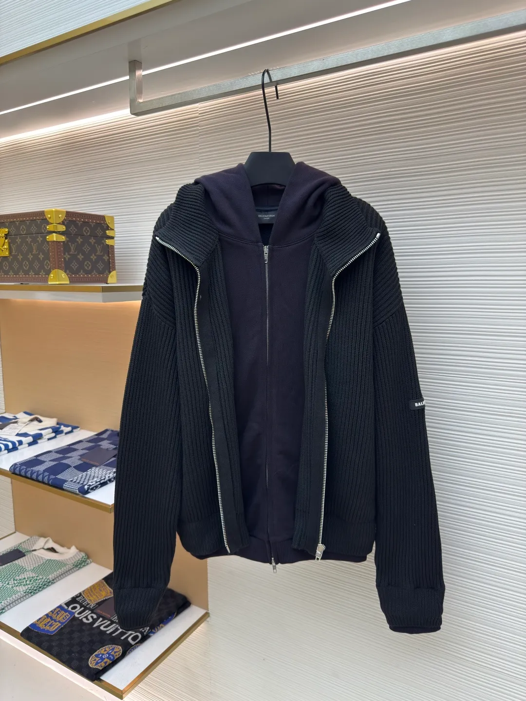 454Balenciaga fake two-piece spliced ​​zipper cardigan sweater ●Authentic product: Purchased and developed by 19079 ●Item number: 1680454-C20 ●Fabric: Heavy fabric ●Technology: Thick needle production ●Version: Loose version ●Weight: about 1668 grams ●Size: 1-2-3 ●Description: This part obviously uses thick gauge knitting technology. The thick needle-like weaving method forms a clear, exaggerated knitted texture and a relatively loose fabric structure, which is in sharp contrast with the dense knitting of the main part, greatly enhancing the visual impact and layering of the single product. In order to pursue the ultimate wearing experience, this woolen fabric has undergone an advanced enzyme washing process. The fiber is gently and naturally degraded by biological enzymes, which completely removes the stiffness and itchiness often found in new fabrics, making it appear almost distressed and extraordinary skin-friendly softness, while giving the color a gentle retro charm. The most complex essence of the entire piece lies in its fake two-piece splicing design. It is not simply sewing two separate items, but in the weaving process of a cardigan, two fabrics of completely different weights, materials, weaves and colors are seamlessly integrated into one through extremely precise calculations. The overall wiring is straight and delicate, the fabric is comfortable and soft, and the color is consistent without color difference. It can be matched with the same style to create a fashionable look and control various occasions. Customized accessories, complete with three standards, same style for men and women!