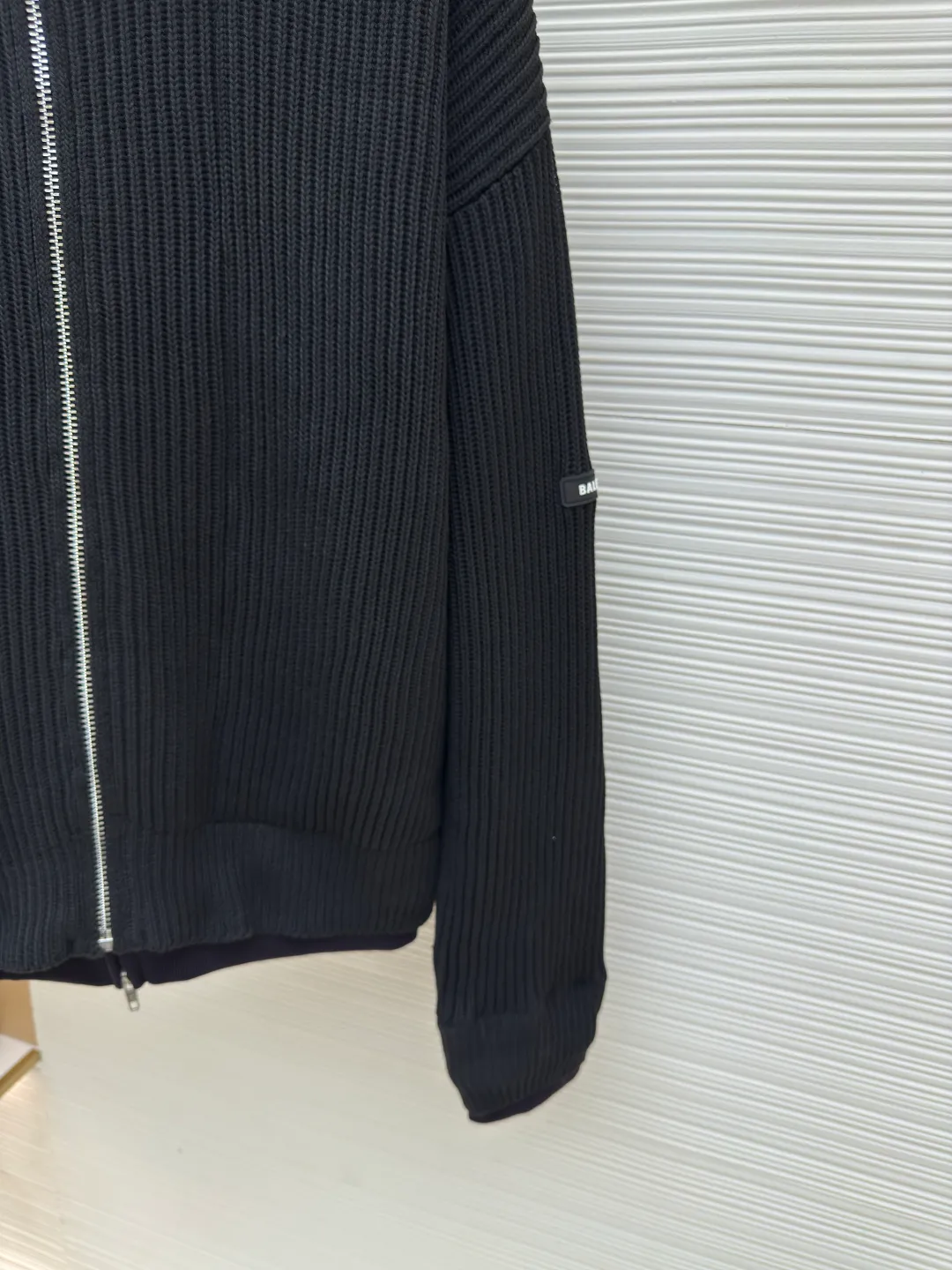 454Balenciaga fake two-piece spliced ​​zipper cardigan sweater ●Authentic product: Purchased and developed by 19079 ●Item number: 1680454-C20 ●Fabric: Heavy fabric ●Technology: Thick needle production ●Version: Loose version ●Weight: about 1668 grams ●Size: 1-2-3 ●Description: This part obviously uses thick gauge knitting technology. The thick needle-like weaving method forms a clear, exaggerated knitted texture and a relatively loose fabric structure, which is in sharp contrast with the dense knitting of the main part, greatly enhancing the visual impact and layering of the single product. In order to pursue the ultimate wearing experience, this woolen fabric has undergone an advanced enzyme washing process. The fiber is gently and naturally degraded by biological enzymes, which completely removes the stiffness and itchiness often found in new fabrics, making it appear almost distressed and extraordinary skin-friendly softness, while giving the color a gentle retro charm. The most complex essence of the entire piece lies in its fake two-piece splicing design. It is not simply sewing two separate items, but in the weaving process of a cardigan, two fabrics of completely different weights, materials, weaves and colors are seamlessly integrated into one through extremely precise calculations. The overall wiring is straight and delicate, the fabric is comfortable and soft, and the color is consistent without color difference. It can be matched with the same style to create a fashionable look and control various occasions. Customized accessories, complete with three standards, same style for men and women!
