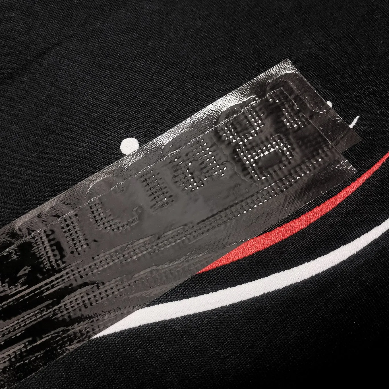 Supplementary details - the top tested version of Balenciaga's BALENCIAGA Cola Malone black embroidered male and female couple star's new autumn and winter pure cotton hoodie sweatshirt. Original 4.2K purchase version, dust-free white and black fabrics, three-dimensional embroidery technology, bright TPU lettering film laminated technology. 480g combed cotton terry fabric. The classic Coke logo embroidery design was selected based on the original embroidery color. After many comparisons, it was finally decided to use imported mercerized light dyeing to best restore the color difference effect consistent with the original version. The front and rear panels are embroidered with the classic Coke logo. The embroidery design on the front panel is relatively delicate. After many adjustments, it is difficult to restore the effect. Bright black TPU lettering film positioning adhesive polyurethane thermoplastic elastomer, also known as thermoplastic polyurethane rubber or TPU for short. TPU is an emerging plastic variety with good processability, weather resistance, and environmental protection. The laser film cutting machine can design the pattern according to the computer software, and then use the heat press tool to position and transfer the print. After transfer, a uniform square dark pattern is produced, and the film material and the body of the garment create a texture contrast. Based on the embroidery, the positioning and gluing process is used to cover the original embroidery pattern to create a three-dimensional visual effect. Oversize loose version Oversize loose silhouette design, basic round neckline, dropped shoulder line, vertical pit woven code from top to bottom, collar, cuffs, and hem all have ruffles for windproof effect, sleeve length is longer than conventional sweaters to highlight the details. The thickness of the ready-made garment is the same as the original version, and it is additionally shaped to make the upper body wider and not easily deformed. Customized brand's latest color folded main logo, complete set of new accessories Color: Black Size: XS-L P:470