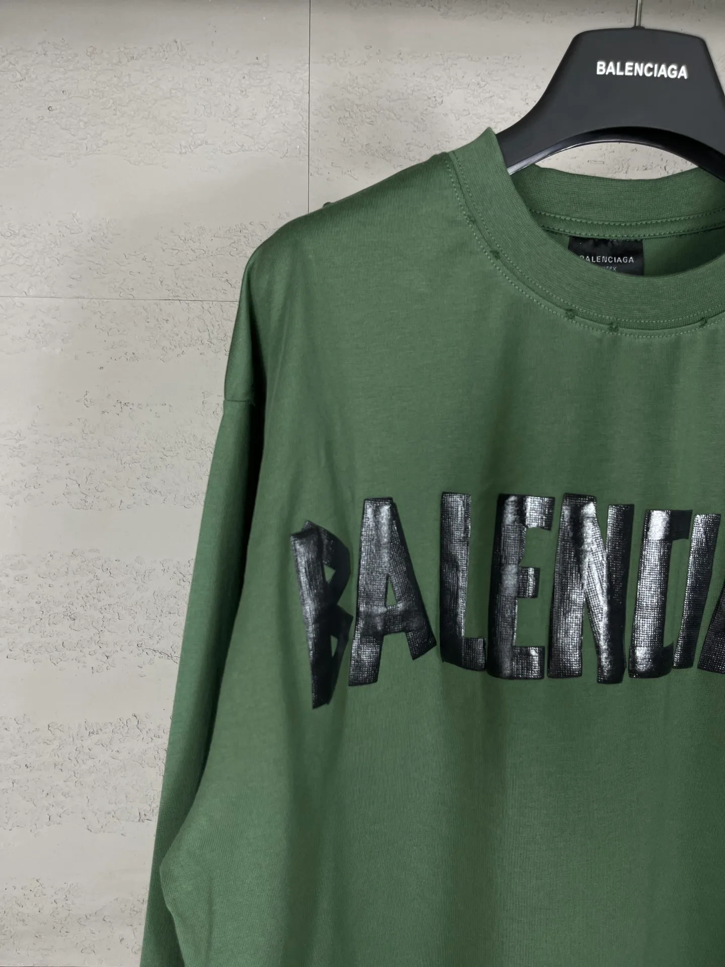 🅿️216 Real photos [Top version. Official website quality] BALENCI*GA/Paris. 23ss latest classic model. Front and rear tape direct printing. Ready-to-wear washed and worn long-sleeved T-shirt. Genuine product developed at the first time, brick cabinet synchronization. Welcome to compare. The fabric is made of Paris ZP custom-woven and dyed 100% cotton with double-yarn compact cotton. The weight is 260 grams. The cloth surface is clean. The cloth pattern is clear, soft and comfortable, and the threads are dyed with no color difference. The classic pattern is directly sprayed by a direct injection machine. Environmentally friendly imported materials, three-dimensional effect. Restored brick cabinet. The garments were washed and aged, and polished by many hands. Produced by ultra-heavy craftsmanship, the market currency is very different, welcome to compare. The version adopts OS loose shoulder design. The same style for men and women. Code: BL225003 Color: dark blue gray, off-white, burgundy, green, black blue, fog blue Size: XS S M L