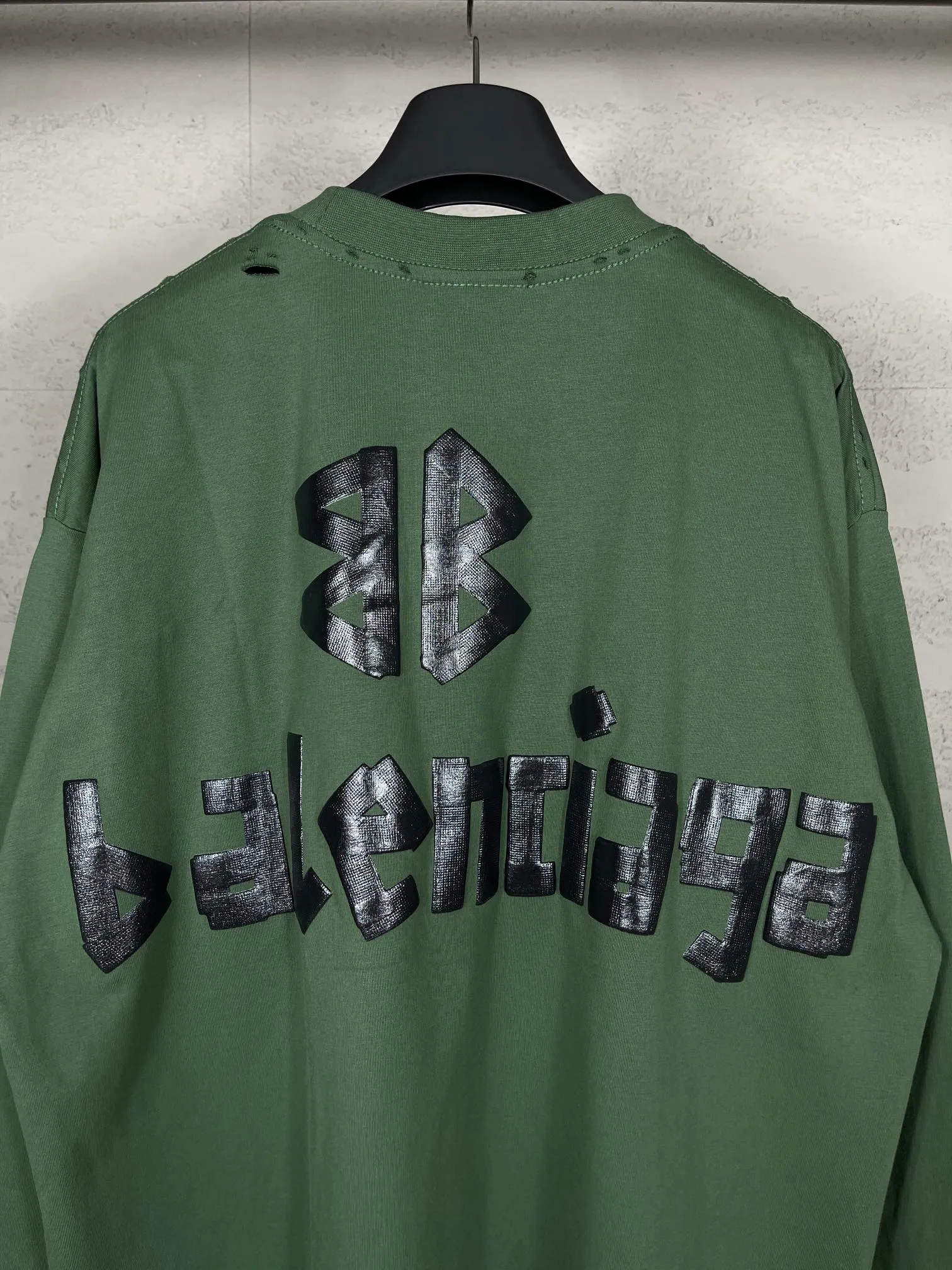 🅿️216 Real photos [Top version. Official website quality] BALENCI*GA/Paris. 23ss latest classic model. Front and rear tape direct printing. Ready-to-wear washed and worn long-sleeved T-shirt. Genuine product developed at the first time, brick cabinet synchronization. Welcome to compare. The fabric is made of Paris ZP custom-woven and dyed 100% cotton with double-yarn compact cotton. The weight is 260 grams. The cloth surface is clean. The cloth pattern is clear, soft and comfortable, and the threads are dyed with no color difference. The classic pattern is directly sprayed by a direct injection machine. Environmentally friendly imported materials, three-dimensional effect. Restored brick cabinet. The garments were washed and aged, and polished by many hands. Produced by ultra-heavy craftsmanship, the market currency is very different, welcome to compare. The version adopts OS loose shoulder design. The same style for men and women. Code: BL225003 Color: dark blue gray, off-white, burgundy, green, black blue, fog blue Size: XS S M L