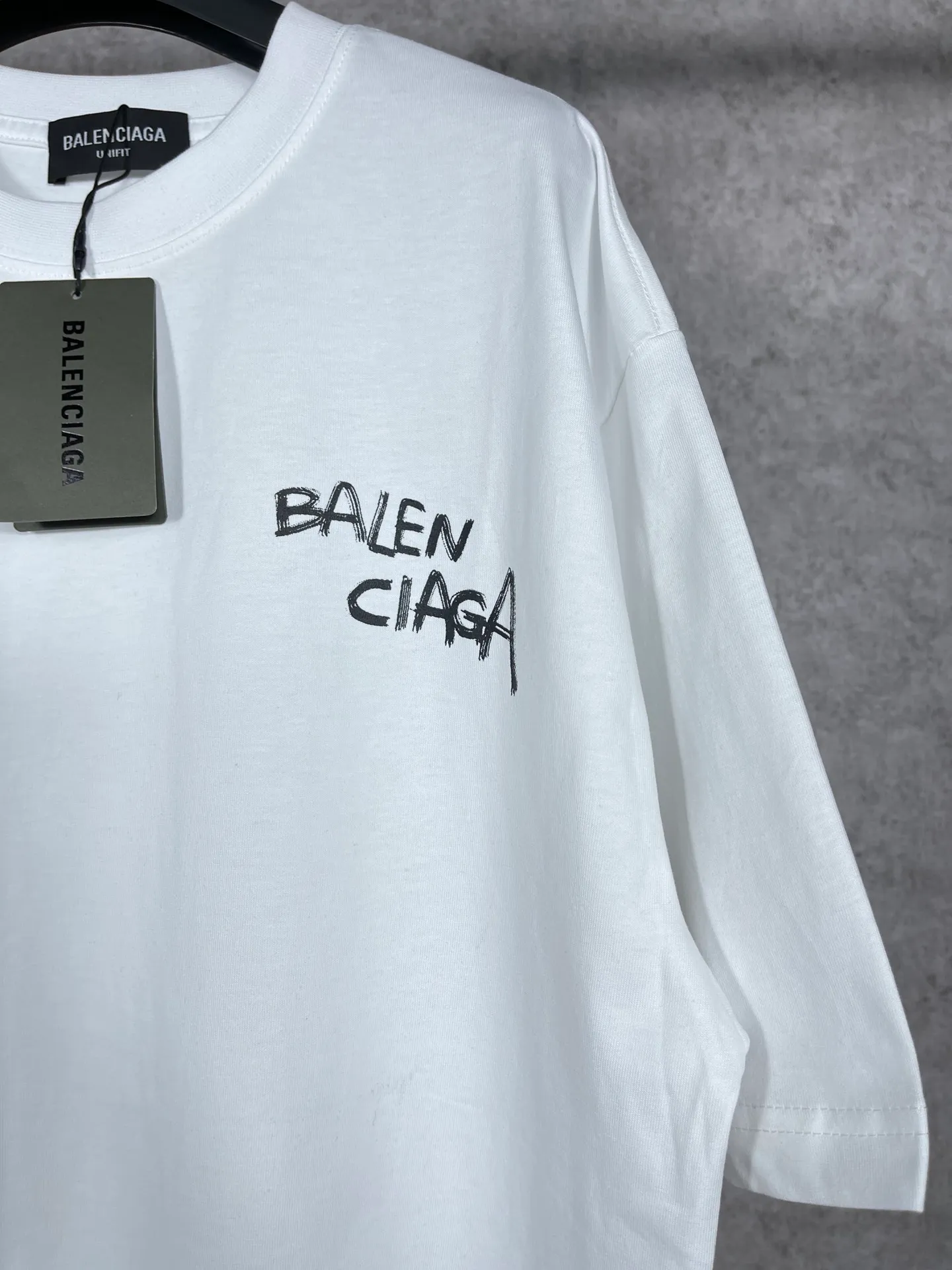 🅿️170 real photos [Top version. Official website quality] BALENCI*GA/Paris #front and back initialed letter graffiti short-sleeved T-shirt #brick cabinet synchronization.                       The fabric is made of Paris ZP custom-woven and dyed cotton double yarn, with a weight of 260 grams. The cloth surface is clean. The cloth pattern is clear, soft and comfortable. It has good color fastness and is not easy to change color. The printing has a hand-painted effect. Imported rubber paddles. Restored brick cabinets. The version adopts OS loose shoulder design. Same style for men and women. Code: BL223083 Color: Royal blue. White Size: XS to L
