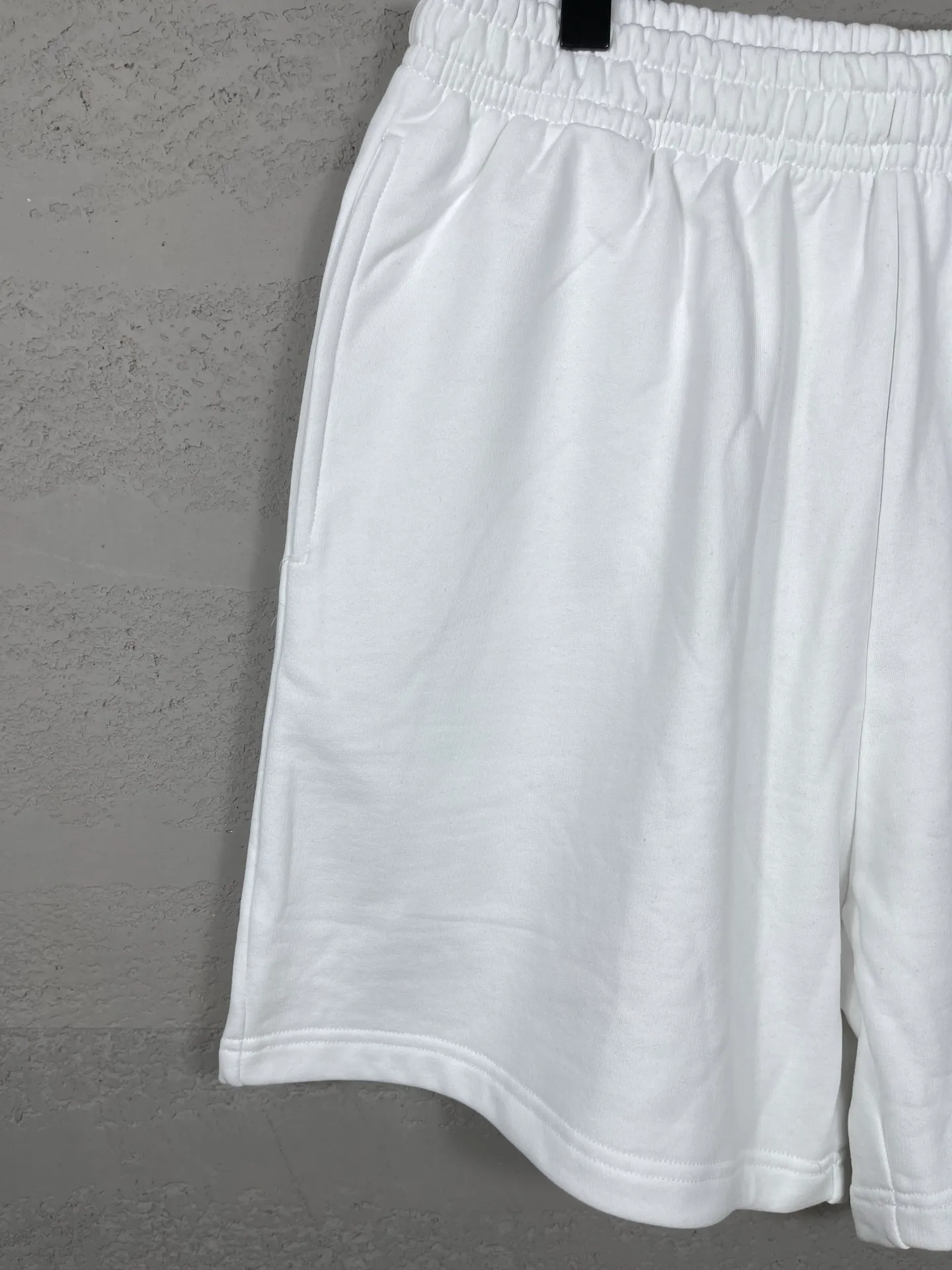 🅿️210 real photos [Top version. Official website quality] BALENCI*GA/Paris. 2025 new model. Paris' new basketball series LOGO embroidered shorts. Synchronized with brick cabinets. Developed authentic products at the first time, please print and compare! The fabric is made of Paris ZP custom-woven and dyed 100% cotton terry sweatshirt. The weight is 460 grams. The cloth surface is clean. The cloth pattern is clear and the hand feels soft and comfortable. The embroidery uses an imported Tajima embroidery machine. The letters are clear and the effect is three-dimensional. The version adopts a loose version. Same style for men and women. Code: BL257027 Color: black, white, purple Size: XS S M L