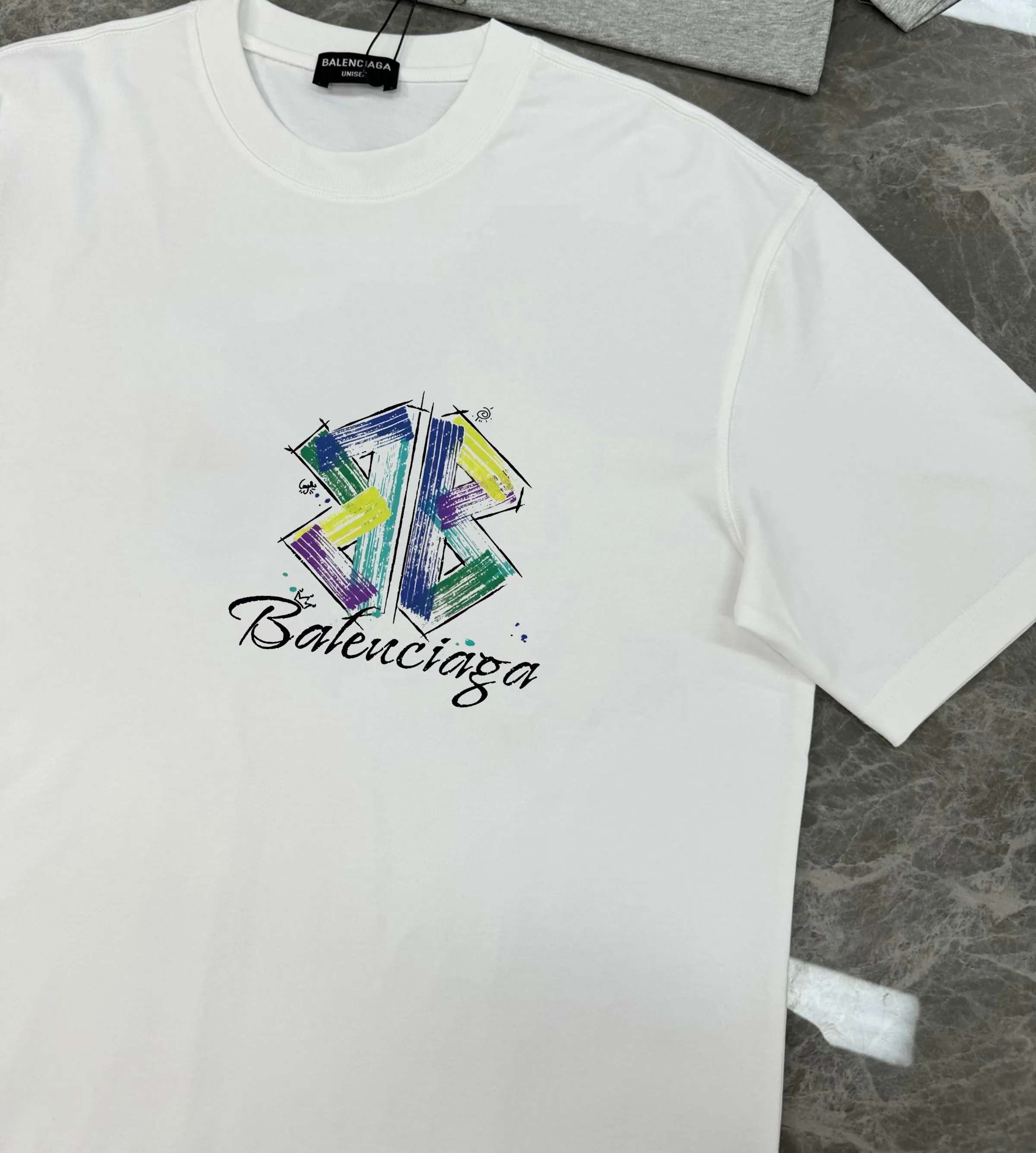 🅿️190 Balenciaga 🌟New summer style🎽 Made of 250g Salona cotton fabric, super soft and skin-friendly! High-grade hand-painted printing with logo, design embellishment, neat and detailed wiring inside, making the upper body fashionable! High-end and versatile model, the quality is visible! Size: S-XXL Color: black, white