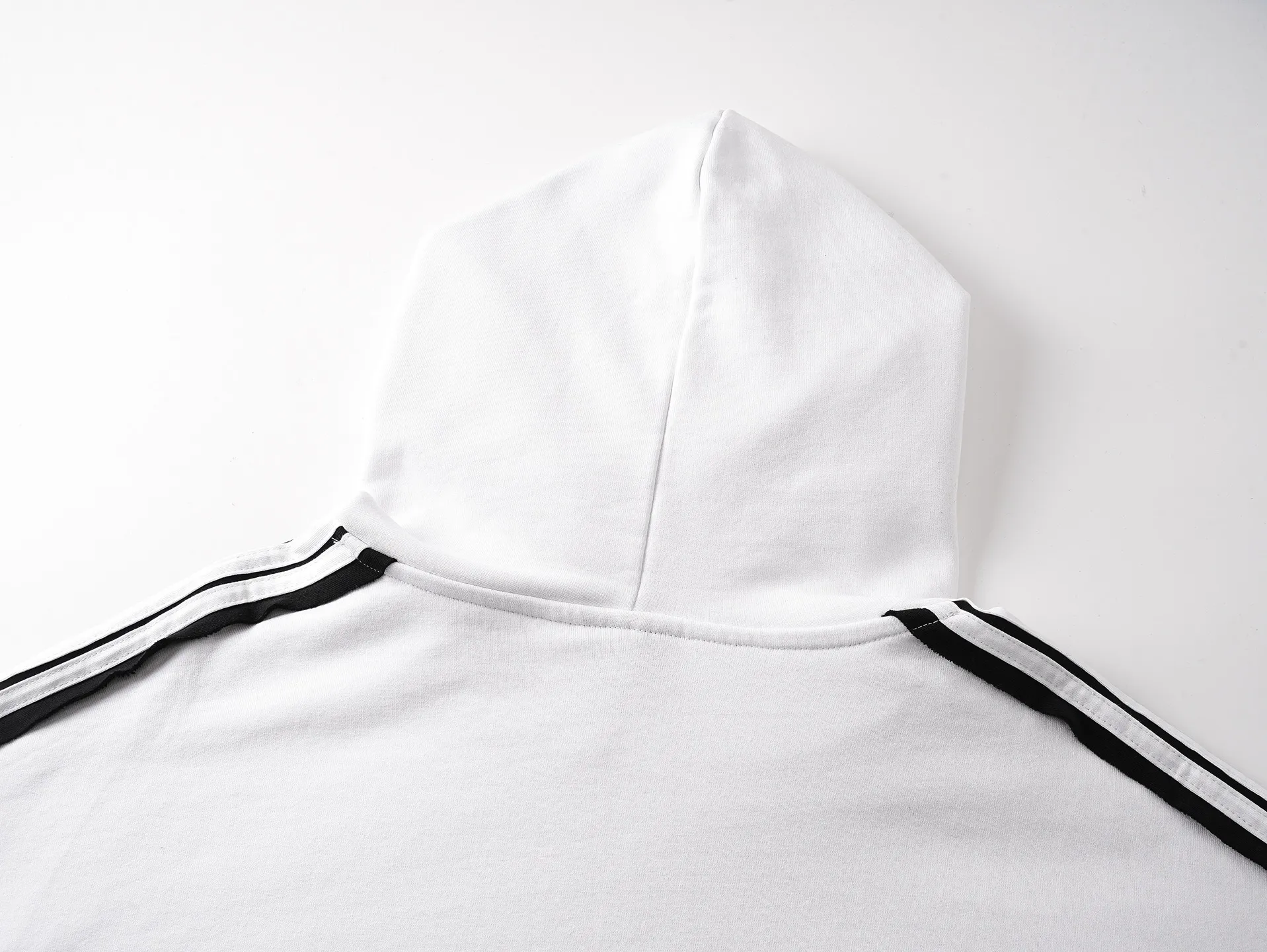 🅿️400 - BALENCI*GA Paris shoulder sleeves and salad terms hooded sweatshirt. The front embroidery uses imported Tajima embroidery machines. Double shoulder sleeves color matching tie-bar technology. Customized matching hardware. Clear letters. Three-dimensional effect. Exclusively pattern-woven and dyed 460g fabric. Threads are dyed in the same cylinder with zero color difference. Brick cabinet synchronization. Welcome to compare. Same style for men and women -Color: black white -SIZE: Xs S M L Style number 8987#