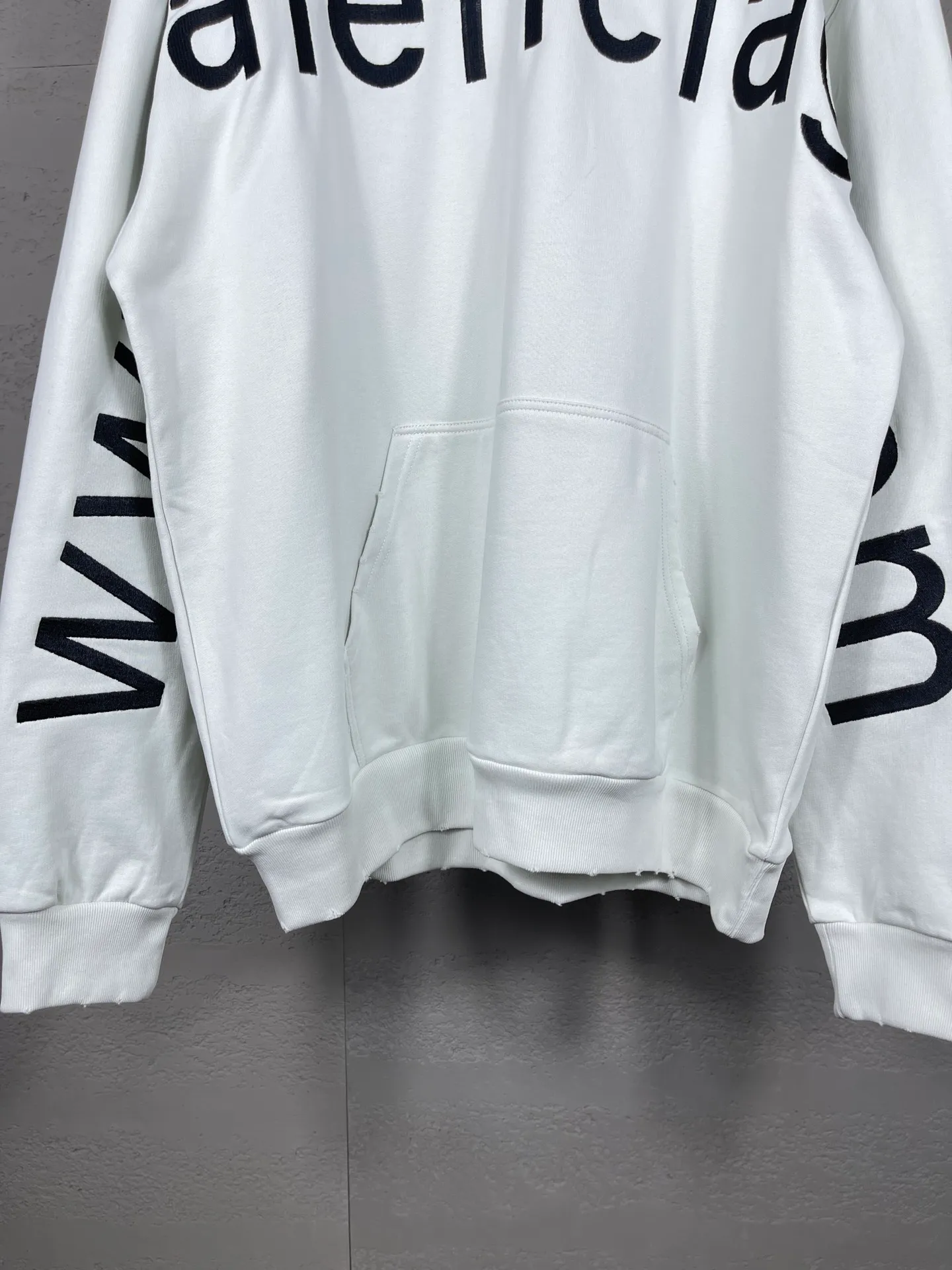 🅿️356 real photos [Top version. Official website quality] BALENCI*GA/Paris BALENCI*GA#2024 latest model, Paris website embroidered letters large LOGO long-sleeved T-shirt. Brick cabinet sync. The first genuine product was developed, with over 200,000 stitches of counter-position embroidery on the chest. Notice! ️Full letter embroidery, welcome to compare! The fabric is made of Paris ZP custom-woven and dyed cotton sweatshirt. The weight is 450 grams. The cloth surface is clean. The cloth pattern is clear. It is soft and comfortable. It has good color fastness and is not easy to change color. The threads are woven and dyed with no color difference. The embroidery is done using imported Tajima embroidery machines. Super 20W needle thread embroidery, accurate positioning, three-dimensional effect, clear lines. No burrs and miscellaneous threads, ultra-high craftsmanship embroidery. The version adopts OS loose shoulder design. Same style for men and women. Code: BL238005 Color: Black. White. Size: XS S M L