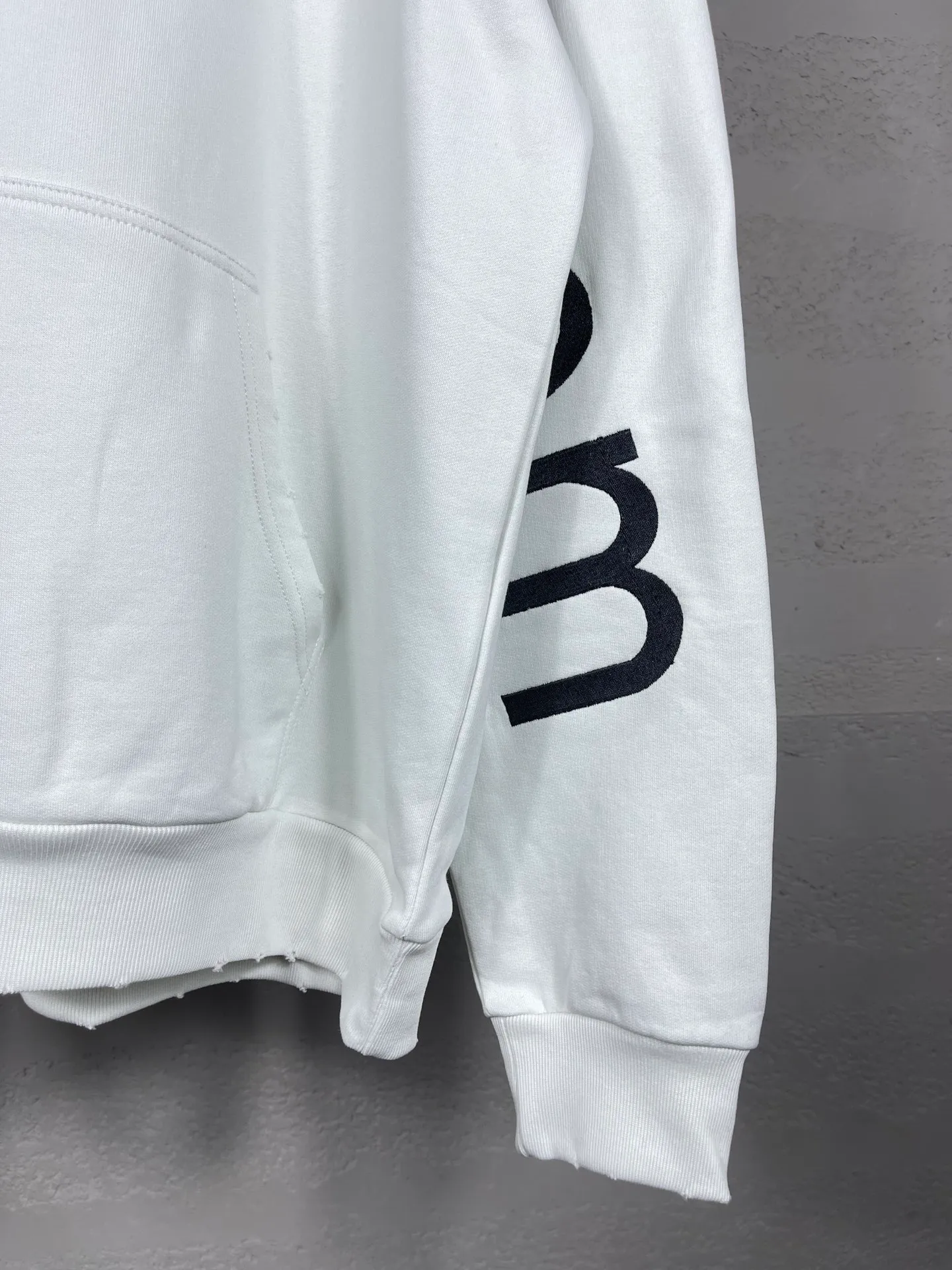 🅿️356 real photos [Top version. Official website quality] BALENCI*GA/Paris BALENCI*GA#2024 latest model, Paris website embroidered letters large LOGO long-sleeved T-shirt. Brick cabinet sync. The first genuine product was developed, with over 200,000 stitches of counter-position embroidery on the chest. Notice! ️Full letter embroidery, welcome to compare! The fabric is made of Paris ZP custom-woven and dyed cotton sweatshirt. The weight is 450 grams. The cloth surface is clean. The cloth pattern is clear. It is soft and comfortable. It has good color fastness and is not easy to change color. The threads are woven and dyed with no color difference. The embroidery is done using imported Tajima embroidery machines. Super 20W needle thread embroidery, accurate positioning, three-dimensional effect, clear lines. No burrs and miscellaneous threads, ultra-high craftsmanship embroidery. The version adopts OS loose shoulder design. Same style for men and women. Code: BL238005 Color: Black. White. Size: XS S M L