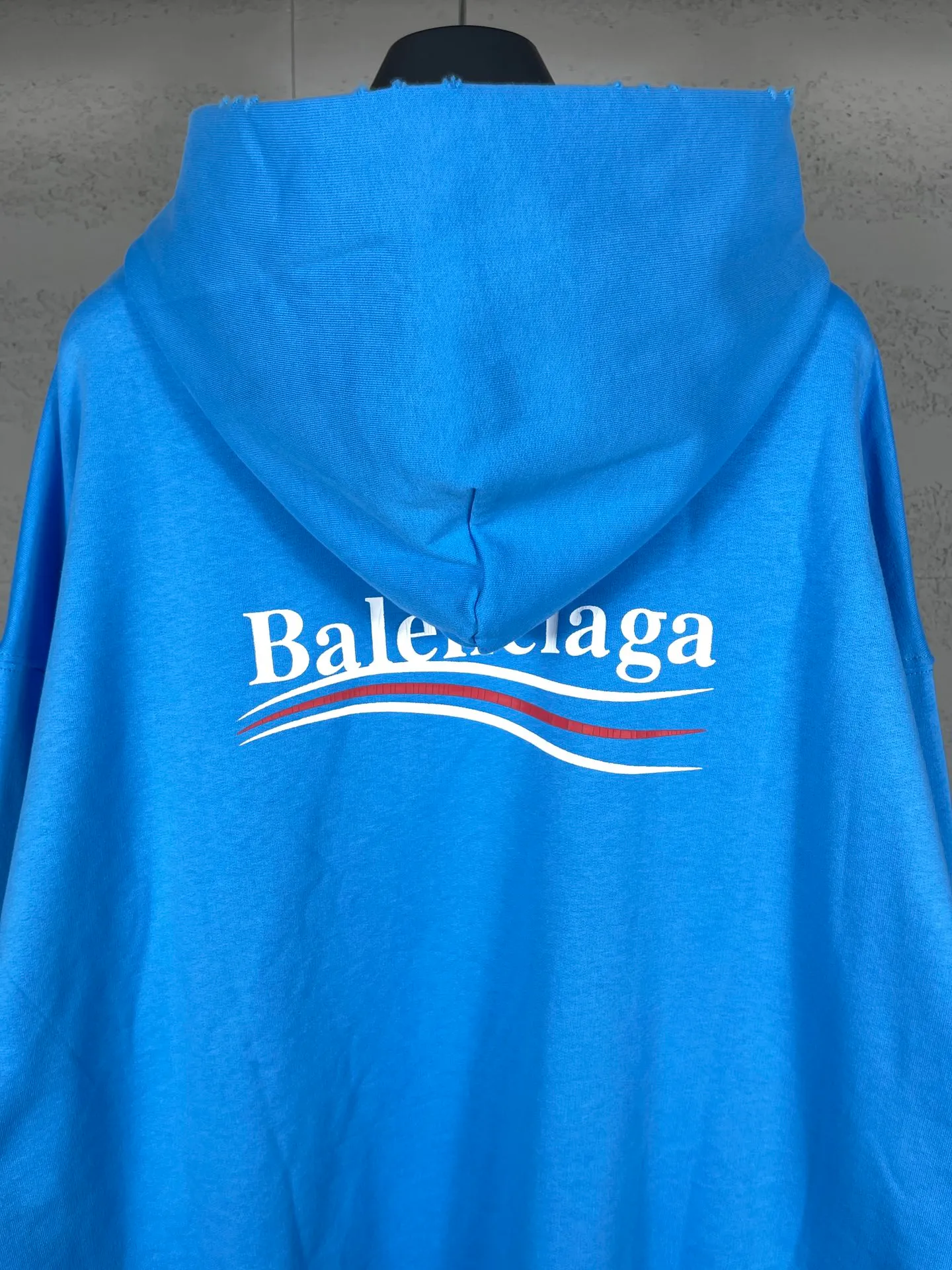 🅿️300 Actual pictures [Top version. Official website quality] BALENCI*GA/Paris# classic model, 2023 autumn and winter new style. Coke cracked printed worn distressed long-sleeved hooded sweatshirt. The fabric is made of Paris ZP custom-woven and dyed cotton double yarn David sweater. The weight is 450 grams, the cloth surface is clean. The cloth pattern is clear, soft and comfortable. The threads are dyed with no color difference. The classic pattern printing uses environmentally friendly imported glue, split printing, precision stencil, clear letters, no burrs, and strong three-dimensional effect. The garments are worn and worn. All colors are synchronized with the brick cabinets, custom woven and dyed, and will not fade. Different market currencies. The version adopts OS loose shoulder design. Same style for men and women. Code: BL238029 Color: black, smoke gray, plain blue, off-white Size: XS S M L