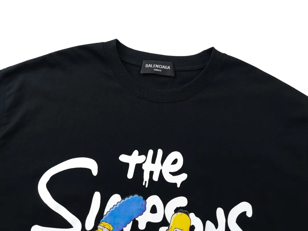 🅿️170 Detailed picture [Top version. Official website quality] BALENCI*GA/Paris. Joint model BALENCI*GA.x THE SIMPSONS Simpson joint short-sleeved T-shirt. The fabric is made of Paris ZP custom-woven and dyed cotton double yarn. The net weight is 260 grams. The cloth surface is clean. The cloth pattern is clear, soft and comfortable. The threads are dyed with no color difference. The classic pattern is made with Kornit digital direct printing machine, the effect is three-dimensional, the color is aligned with ZP, no burrs, the LOGO is embroidered on the back hem, and the brick cabinet is restored. It is produced in Jubie market based on the pictures. You are welcome to compare the version and use the OS loose shoulder version. Same style for men and women Code: BL223053 Color: Black. White. Blue Size: XS to L