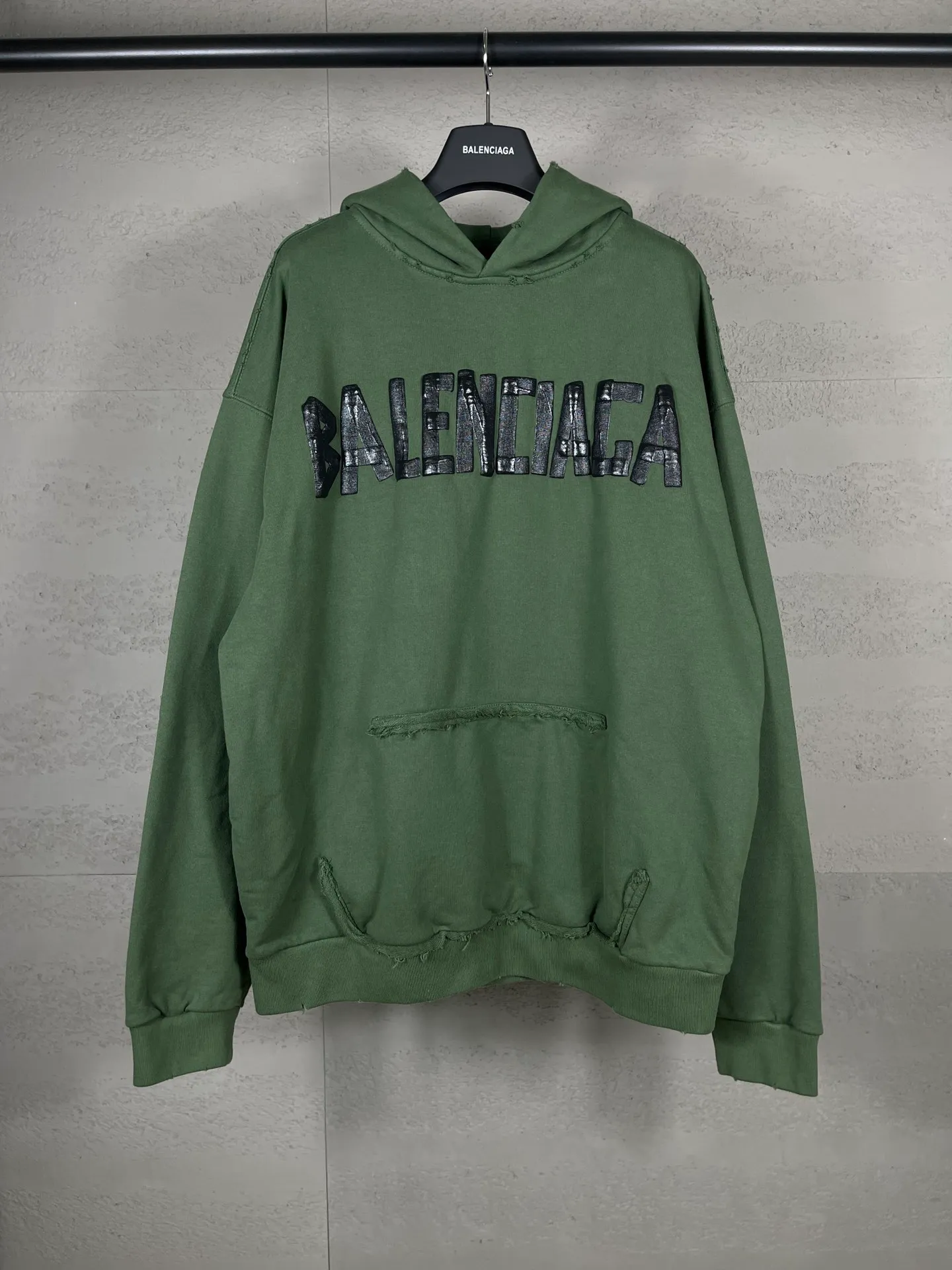 🅿️380 real photos [Top version. Official website quality] BALENCI*GA/Paris. 23ss latest classic hot model. Purchase the original board at the first time. Color. Printing. Washing. Production and authenticity. Wrong version in Jubie market. Welcome to compare. Tape direct printing. Ready-to-wear hooded sweatshirt washed and worn twice. The brick cabinet is synchronized. The fabric is made of Paris ZP custom-woven and dyed cotton sweatshirt. The weight is 450 grams. The cloth surface is clean. The cloth pattern is clear, soft and comfortable, and the threads are dyed with no color difference. The classic pattern adopts Kornit imported direct injection. The letters are clear and the effect is three-dimensional. Restored brick cabinet. The garments were washed and aged, and polished by many hands. Produced by ultra-heavy craftsmanship, special market currency. Note⚠️ZP fabric is made of fine-grained yarn. Pay attention to the big difference! Welcome to compare! The version adopts OS loose shoulder version. The same style for men and women. Code: BL238016 Color: dark gray blue, Paris blue, washed black, burgundy, fluorescent yellow, green, floral gray, sky blue, khaki Size: XS S M L
