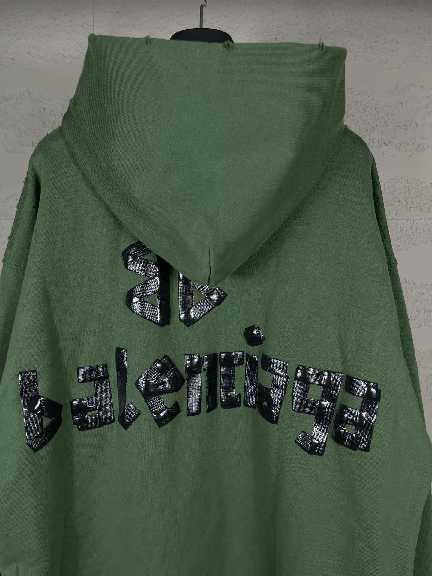 🅿️380 real photos [Top version. Official website quality] BALENCI*GA/Paris. 23ss latest classic hot model. Purchase the original board at the first time. Color. Printing. Washing. Production and authenticity. Wrong version in Jubie market. Welcome to compare. Tape direct printing. Ready-to-wear hooded sweatshirt washed and worn twice. The brick cabinet is synchronized. The fabric is made of Paris ZP custom-woven and dyed cotton sweatshirt. The weight is 450 grams. The cloth surface is clean. The cloth pattern is clear, soft and comfortable, and the threads are dyed with no color difference. The classic pattern adopts Kornit imported direct injection. The letters are clear and the effect is three-dimensional. Restored brick cabinet. The garments were washed and aged, and polished by many hands. Produced by ultra-heavy craftsmanship, special market currency. Note⚠️ZP fabric is made of fine-grained yarn. Pay attention to the big difference! Welcome to compare! The version adopts OS loose shoulder version. The same style for men and women. Code: BL238016 Color: dark gray blue, Paris blue, washed black, burgundy, fluorescent yellow, green, floral gray, sky blue, khaki Size: XS S M L