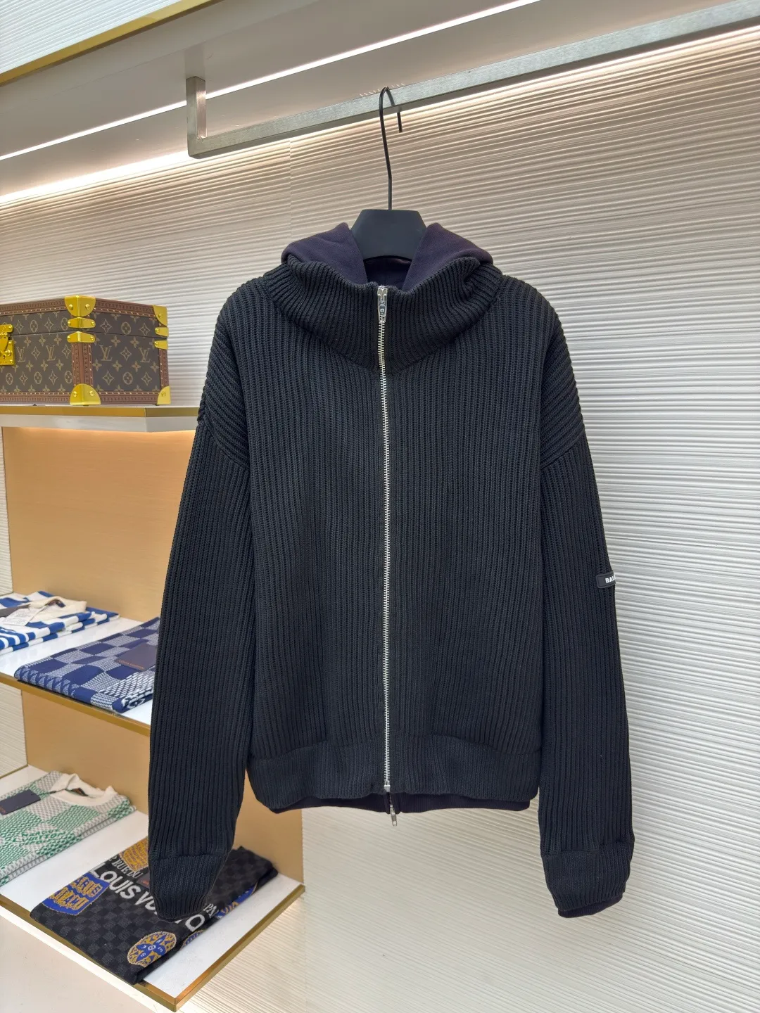 454Balenciaga fake two-piece spliced ​​zipper cardigan sweater ●Authentic product: Purchased and developed by 19079 ●Item number: 1680454-C20 ●Fabric: Heavy fabric ●Technology: Thick needle production ●Version: Loose version ●Weight: about 1668 grams ●Size: 1-2-3 ●Description: This part obviously uses thick gauge knitting technology. The thick needle-like weaving method forms a clear, exaggerated knitted texture and a relatively loose fabric structure, which is in sharp contrast with the dense knitting of the main part, greatly enhancing the visual impact and layering of the single product. In order to pursue the ultimate wearing experience, this woolen fabric has undergone an advanced enzyme washing process. The fiber is gently and naturally degraded by biological enzymes, which completely removes the stiffness and itchiness often found in new fabrics, making it appear almost distressed and extraordinary skin-friendly softness, while giving the color a gentle retro charm. The most complex essence of the entire piece lies in its fake two-piece splicing design. It is not simply sewing two separate items, but in the weaving process of a cardigan, two fabrics of completely different weights, materials, weaves and colors are seamlessly integrated into one through extremely precise calculations. The overall wiring is straight and delicate, the fabric is comfortable and soft, and the color is consistent without color difference. It can be matched with the same style to create a fashionable look and control various occasions. Customized accessories, complete with three standards, same style for men and women!
