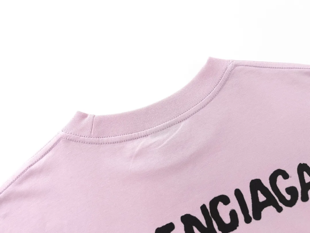 🅿️166 Detailed picture [Top version. Official website quality] BALENCI*GA/Paris BALENCI*GA# 2023 spring and summer new style, blurred letter shadow printed short-sleeved T-shirt. Brick cabinet synchronization. The fabric is made of Paris ZP custom-woven and dyed 100% cotton double yarn compact cotton. The weight is 260 grams, the cloth surface is clean. The cloth pattern is clear. Soft and comfortable. Good color fastness. Not easy to change color. The threads are woven and dyed with no color difference. The printing uses imported environmentally friendly rubber paddles, cutting piece positioning, precision stencils, fine LOGO letters, clear letters, no burrs. The effect is three-dimensional, which is different from ordinary printing in the market. Restore brick cabinets. The version adopts OS loose shoulder design. Same style for men and women. Code: BL223201 Color: black, pink, white. Size: XS to L