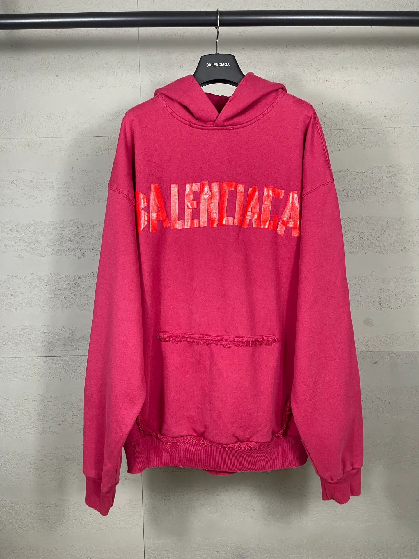 🅿️380 real photos [Top version. Official website quality] BALENCI*GA/Paris. 23ss latest classic hot model. Purchase the original board at the first time. Color. Printing. Washing. Production and authenticity. Wrong version in Jubie market. Welcome to compare. Tape direct printing. Ready-to-wear hooded sweatshirt washed and worn twice. The brick cabinet is synchronized. The fabric is made of Paris ZP custom-woven and dyed cotton sweatshirt. The weight is 450 grams. The cloth surface is clean. The cloth pattern is clear, soft and comfortable, and the threads are dyed with no color difference. The classic pattern adopts Kornit imported direct injection. The letters are clear and the effect is three-dimensional. Restored brick cabinet. The garments were washed and aged, and polished by many hands. Produced by ultra-heavy craftsmanship, special market currency. Note⚠️ZP fabric is made of fine-grained yarn. Pay attention to the big difference! Welcome to compare! The version adopts OS loose shoulder version. The same style for men and women. Code: BL238016 Color: dark gray blue, Paris blue, washed black, burgundy, fluorescent yellow, green, floral gray, sky blue, khaki, rose red Size: XS S M L