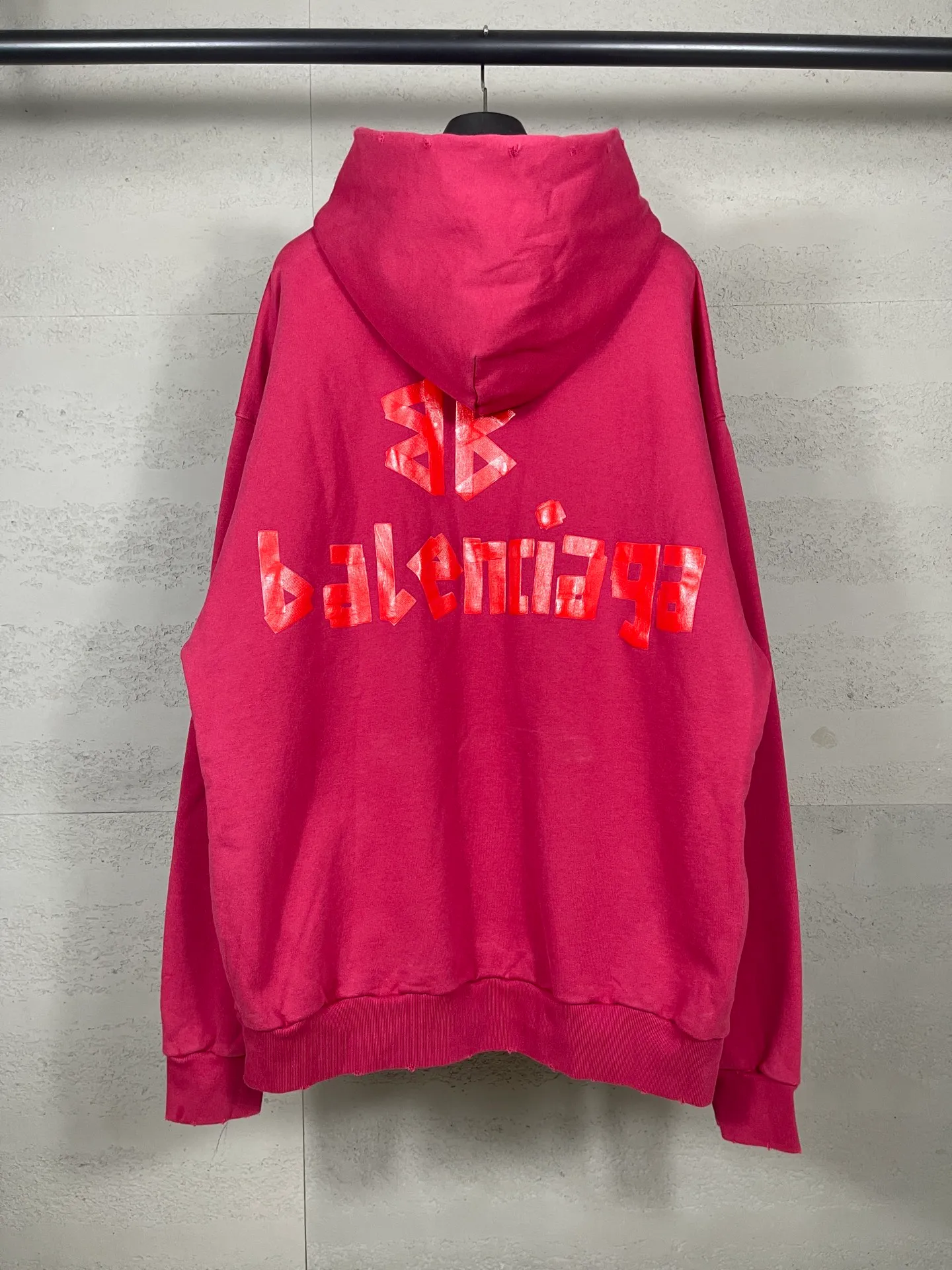 🅿️380 real photos [Top version. Official website quality] BALENCI*GA/Paris. 23ss latest classic hot model. Purchase the original board at the first time. Color. Printing. Washing. Production and authenticity. Wrong version in Jubie market. Welcome to compare. Tape direct printing. Ready-to-wear hooded sweatshirt washed and worn twice. The brick cabinet is synchronized. The fabric is made of Paris ZP custom-woven and dyed cotton sweatshirt. The weight is 450 grams. The cloth surface is clean. The cloth pattern is clear, soft and comfortable, and the threads are dyed with no color difference. The classic pattern adopts Kornit imported direct injection. The letters are clear and the effect is three-dimensional. Restored brick cabinet. The garments were washed and aged, and polished by many hands. Produced by ultra-heavy craftsmanship, special market currency. Note⚠️ZP fabric is made of fine-grained yarn. Pay attention to the big difference! Welcome to compare! The version adopts OS loose shoulder version. The same style for men and women. Code: BL238016 Color: dark gray blue, Paris blue, washed black, burgundy, fluorescent yellow, green, floral gray, sky blue, khaki, rose red Size: XS S M L