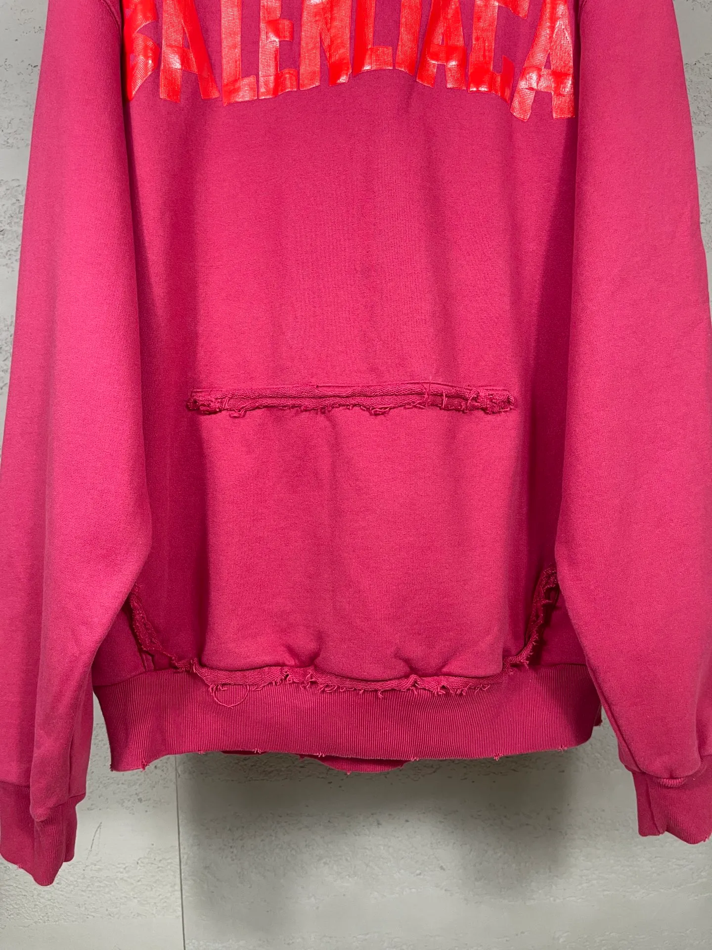 🅿️380 real photos [Top version. Official website quality] BALENCI*GA/Paris. 23ss latest classic hot model. Purchase the original board at the first time. Color. Printing. Washing. Production and authenticity. Wrong version in Jubie market. Welcome to compare. Tape direct printing. Ready-to-wear hooded sweatshirt washed and worn twice. The brick cabinet is synchronized. The fabric is made of Paris ZP custom-woven and dyed cotton sweatshirt. The weight is 450 grams. The cloth surface is clean. The cloth pattern is clear, soft and comfortable, and the threads are dyed with no color difference. The classic pattern adopts Kornit imported direct injection. The letters are clear and the effect is three-dimensional. Restored brick cabinet. The garments were washed and aged, and polished by many hands. Produced by ultra-heavy craftsmanship, special market currency. Note⚠️ZP fabric is made of fine-grained yarn. Pay attention to the big difference! Welcome to compare! The version adopts OS loose shoulder version. The same style for men and women. Code: BL238016 Color: dark gray blue, Paris blue, washed black, burgundy, fluorescent yellow, green, floral gray, sky blue, khaki, rose red Size: XS S M L