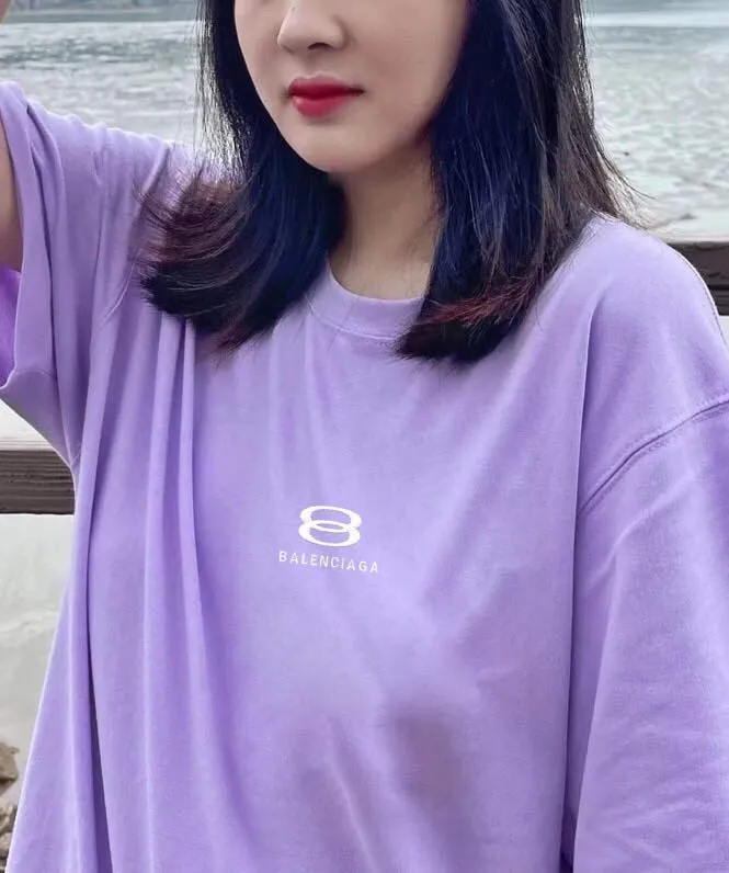 ♻️💯Upper body reference model picture ❤️The top tested version of Balenciaga BALENCIAGA double-ring embroidery ski limited to male and female couples star same style pure cotton short-sleeved T-shirt BEHRINGER embroidery technology, environmentally friendly series! The embroidery is meticulous and detailed! The font is full and the texture is clear! The fabric is made of 280g high-count double-yarn pure cotton, polyester-free, and absolutely no pilling! Size: XS-L Color: Off-white Taro Purple P:250