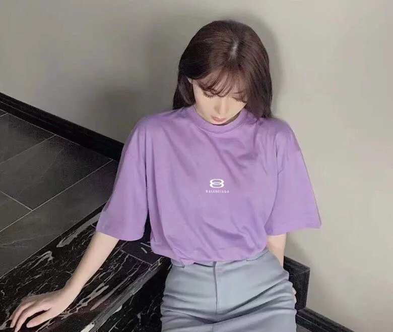 ♻️💯Upper body reference model picture ❤️The top tested version of Balenciaga BALENCIAGA double-ring embroidery ski limited to male and female couples star same style pure cotton short-sleeved T-shirt BEHRINGER embroidery technology, environmentally friendly series! The embroidery is meticulous and detailed! The font is full and the texture is clear! The fabric is made of 280g high-count double-yarn pure cotton, polyester-free, and absolutely no pilling! Size: XS-L Color: Off-white Taro Purple P:250