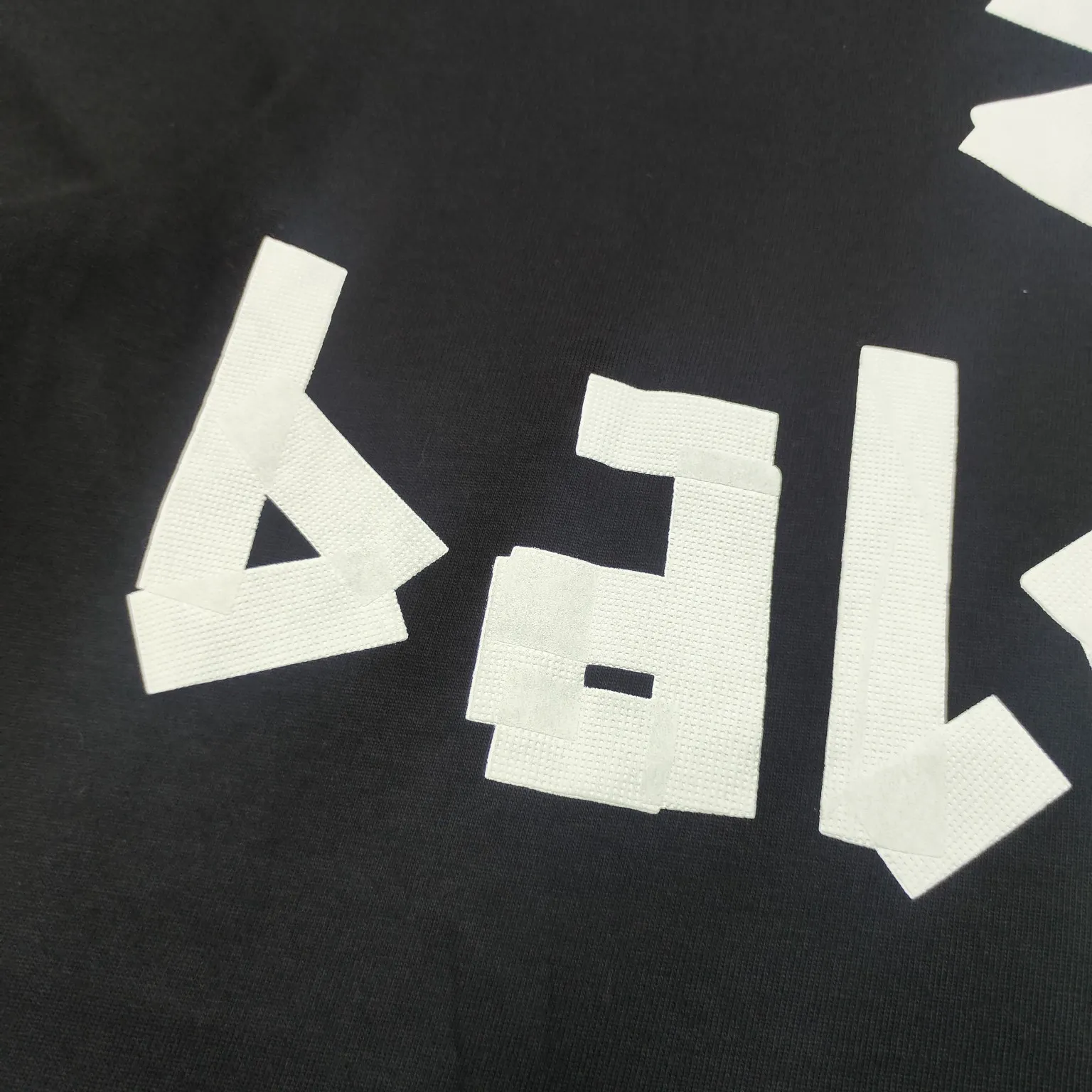 [New] Top version - BALENCIAGA - Masking tape short-sleeved T-shirt. The original developed custom-woven fabric process is washed and treated. The high-gram weight 300-gram fabric is full of texture. The cloth surface is clean, soft and comfortable. Solona thread custom dyeing has no color difference. The fabric is made of 16s single yarn combed cotton plain weave. The original is custom-dyed in gray and black, and the front panel is printed using an elliptical machine screen + digital direct inkjet integrated machine. Imported environmentally friendly glue + transparent slurry is used as a base and the digital slurry is scraped twice. The color is printed using digital direct inkjet printing. According to the original refined artwork, the color is deepened at the connection position of the letters. The overall visual effect is like a hand-made decal on textured paper. The back panel is printed with fluorescent ink, and all the blurred strokes are hand-painted at the connection positions of the letters, making the letters more three-dimensional in the overall visual effect. The garments are hand-worn and cut with holes, and softeners are added, sand-washed, fried, and made old and soft. os dropped shoulders, loose version, same style for men and women. Color: Reactive white, black, Size: XS-L P:280