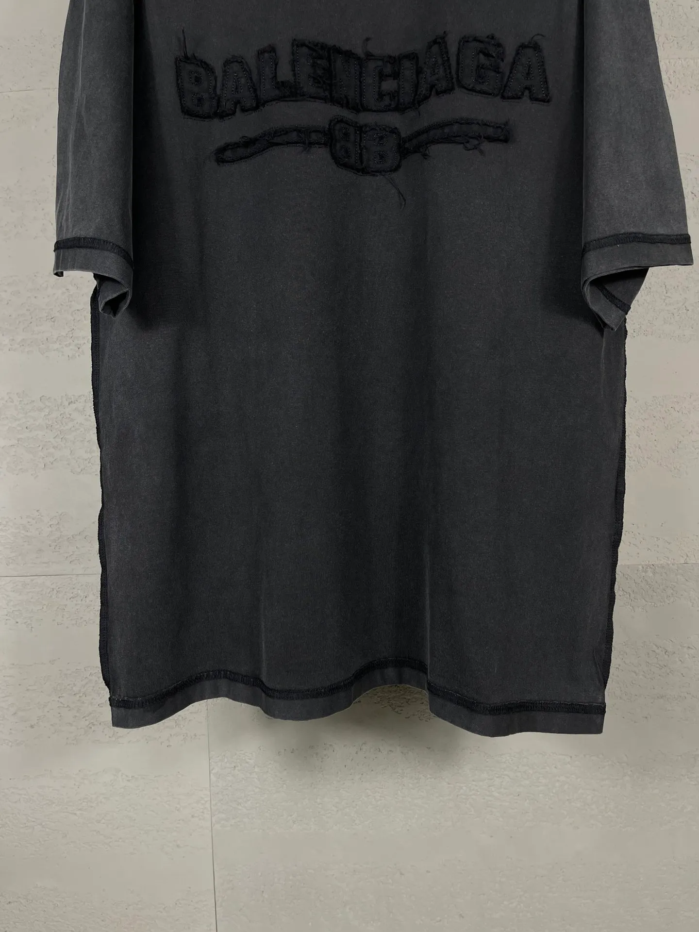 🅿️200 Actual pictures [Top version. Official website quality] BALENCI*GA/Paris #2025 new style washed short-sleeved T-shirt with letter LOGO chest patch embroidery, ready-to-wear stitching on the reverse side, ready-to-wear wash, full of design sense. Welcome to compare. The fabric is made of Paris ZP custom-woven and dyed cotton double yarn, weighing 260 grams, the cloth surface is clean. The cloth pattern is clear, soft and comfortable. The threads are dyed with no color difference. The classic letter LOGO is embroidered with imported Tajima embroidery machine. The effect is three-dimensional. Restore the brick cabinet, adopt OS loose shoulder style. Same style for men and women. Code: BL253639 Color: washed black, matte blue, green Size: XS S M L