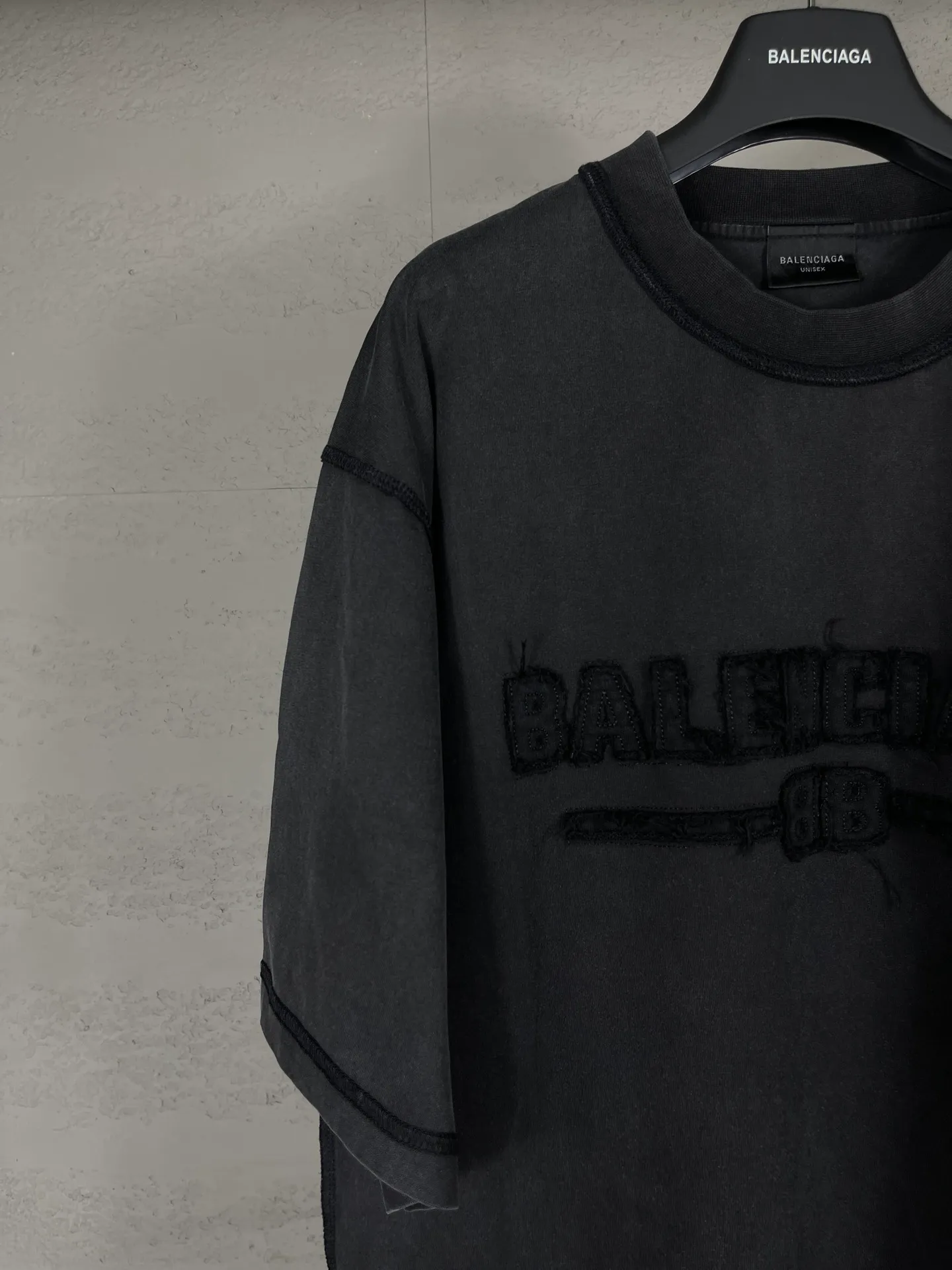 🅿️200 Actual pictures [Top version. Official website quality] BALENCI*GA/Paris #2025 new style washed short-sleeved T-shirt with letter LOGO chest patch embroidery, ready-to-wear stitching on the reverse side, ready-to-wear wash, full of design sense. Welcome to compare. The fabric is made of Paris ZP custom-woven and dyed cotton double yarn, weighing 260 grams, the cloth surface is clean. The cloth pattern is clear, soft and comfortable. The threads are dyed with no color difference. The classic letter LOGO is embroidered with imported Tajima embroidery machine. The effect is three-dimensional. Restore the brick cabinet, adopt OS loose shoulder style. Same style for men and women. Code: BL253639 Color: washed black, matte blue, green Size: XS S M L