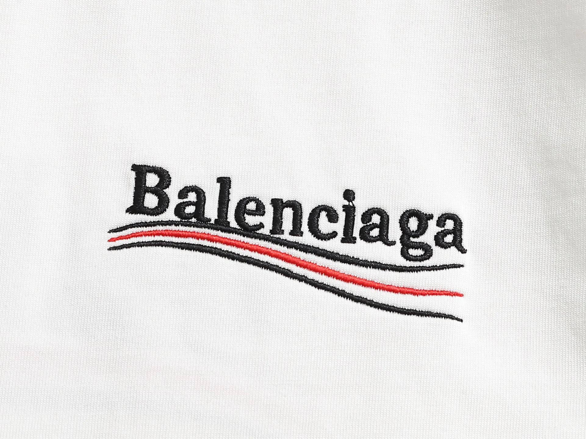 🅿️190 𝗕𝗮𝗹𝗲𝗻𝗰𝗶𝗮𝗴𝗮/Balenciaga 2025SS Classic Coke Wave Three-dimensional Embroidery Round Neck Short Sleeve - 𝘀𝗶𝘇𝗲:𝗫𝗦 𝗦 𝗠 𝗟 - Color: Black White ✅No.1 quality in this market Real ceiling quality ✅All original development drawings pay attention to details to avoid mixed distribution of stolen pictures ✅Correct 300g custom-woven and dyed double yarn fabric Soft and comfortable ✅Correct imported material embroidery thread Japanese Tajima Wanzhen Heavy Industries embroidery machine Letters are clear and three-dimensional ✅Thread dyeing has no color difference Overweight craftsmanship Differentiates market currency Here is an explanation of why mine is a little more expensive than others,