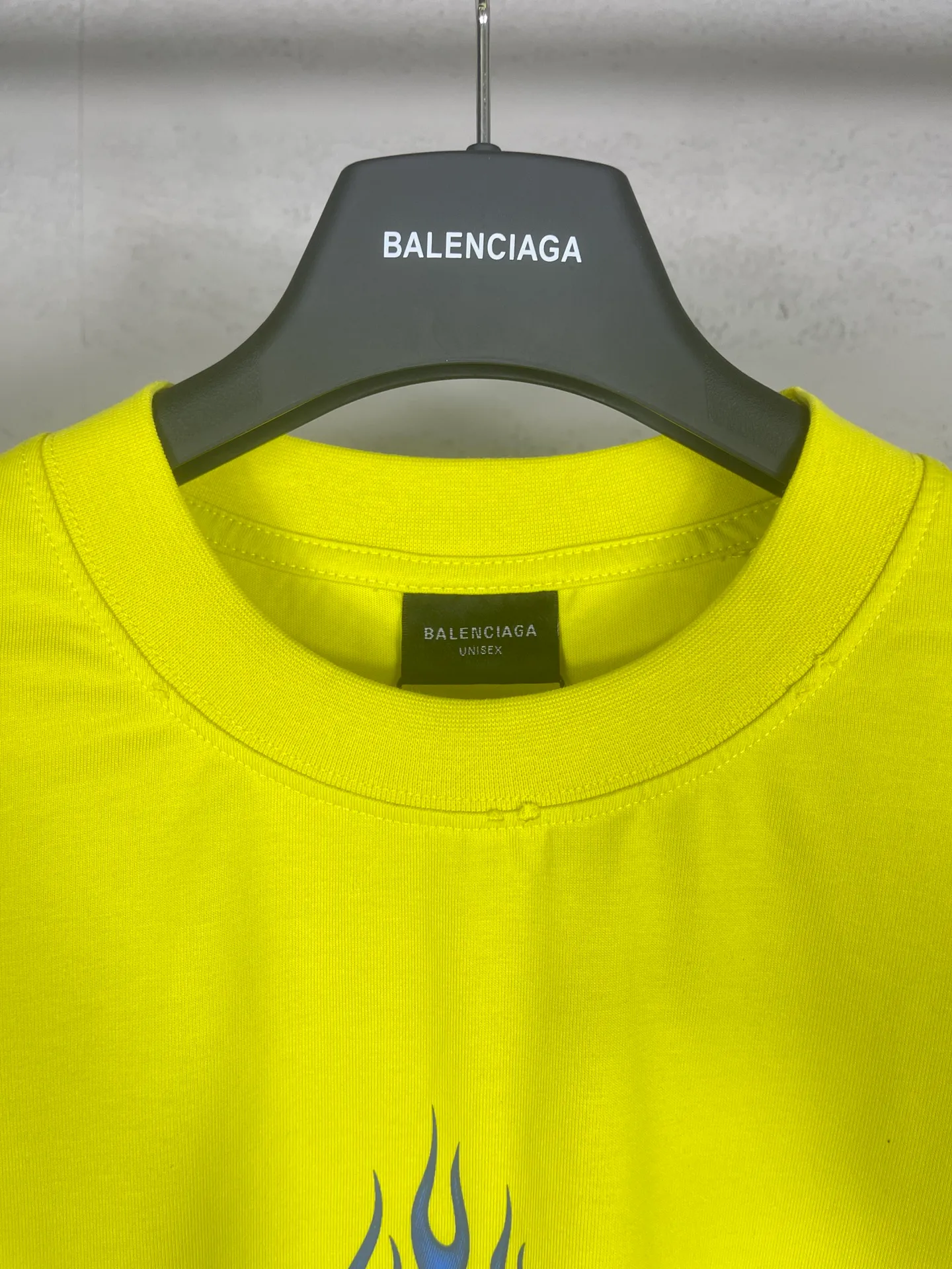 🅿️200 Actual Photos [Top Version. Official Website Quality] BALENCI*GA/Paris#.2024#Double Ring#Flame Direct Injection Printed Washed and Distressed Short-Sleeved T-shirt 2024 New Style. Developed as a genuine product at the first time, widely used in the market. Happy printing comparison! The fabric is made of Paris ZP custom-woven and dyed cotton double yarn. Weighing 260 grams, the cloth surface is clean. The cloth pattern is clear, soft and comfortable. The threads are dyed with no color difference. The printing uses environmentally friendly imported materials for direct printing, with clear patterns and three-dimensional effects. The entire garment is washed, distressed and worn. The version adopts OS loose shoulder design. Same style for men and women. Code: BL223376 Color: black, yellow, washed blue. Size: XS to L