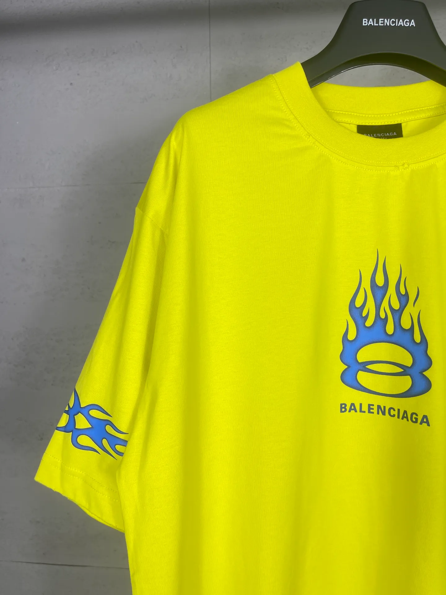🅿️200 Actual Photos [Top Version. Official Website Quality] BALENCI*GA/Paris#.2024#Double Ring#Flame Direct Injection Printed Washed and Distressed Short-Sleeved T-shirt 2024 New Style. Developed as a genuine product at the first time, widely used in the market. Happy printing comparison! The fabric is made of Paris ZP custom-woven and dyed cotton double yarn. Weighing 260 grams, the cloth surface is clean. The cloth pattern is clear, soft and comfortable. The threads are dyed with no color difference. The printing uses environmentally friendly imported materials for direct printing, with clear patterns and three-dimensional effects. The entire garment is washed, distressed and worn. The version adopts OS loose shoulder design. Same style for men and women. Code: BL223376 Color: black, yellow, washed blue. Size: XS to L