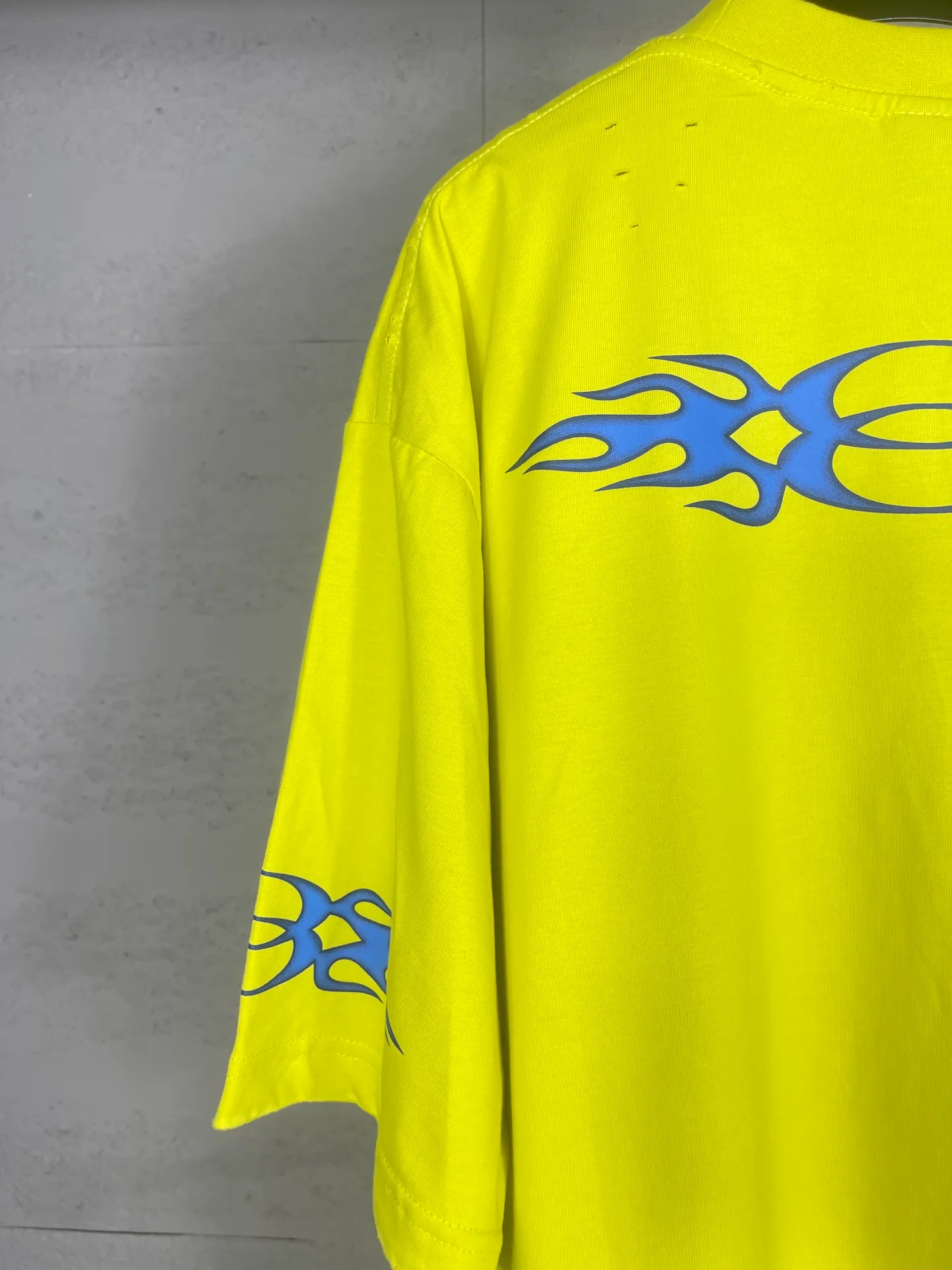 🅿️200 Actual Photos [Top Version. Official Website Quality] BALENCI*GA/Paris#.2024#Double Ring#Flame Direct Injection Printed Washed and Distressed Short-Sleeved T-shirt 2024 New Style. Developed as a genuine product at the first time, widely used in the market. Happy printing comparison! The fabric is made of Paris ZP custom-woven and dyed cotton double yarn. Weighing 260 grams, the cloth surface is clean. The cloth pattern is clear, soft and comfortable. The threads are dyed with no color difference. The printing uses environmentally friendly imported materials for direct printing, with clear patterns and three-dimensional effects. The entire garment is washed, distressed and worn. The version adopts OS loose shoulder design. Same style for men and women. Code: BL223376 Color: black, yellow, washed blue. Size: XS to L