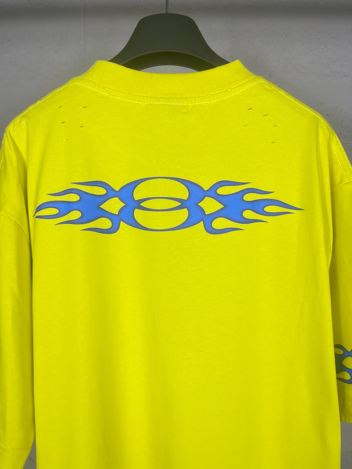 🅿️200 Actual Photos [Top Version. Official Website Quality] BALENCI*GA/Paris#.2024#Double Ring#Flame Direct Injection Printed Washed and Distressed Short-Sleeved T-shirt 2024 New Style. Developed as a genuine product at the first time, widely used in the market. Happy printing comparison! The fabric is made of Paris ZP custom-woven and dyed cotton double yarn. Weighing 260 grams, the cloth surface is clean. The cloth pattern is clear, soft and comfortable. The threads are dyed with no color difference. The printing uses environmentally friendly imported materials for direct printing, with clear patterns and three-dimensional effects. The entire garment is washed, distressed and worn. The version adopts OS loose shoulder design. Same style for men and women. Code: BL223376 Color: black, yellow, washed blue. Size: XS to L