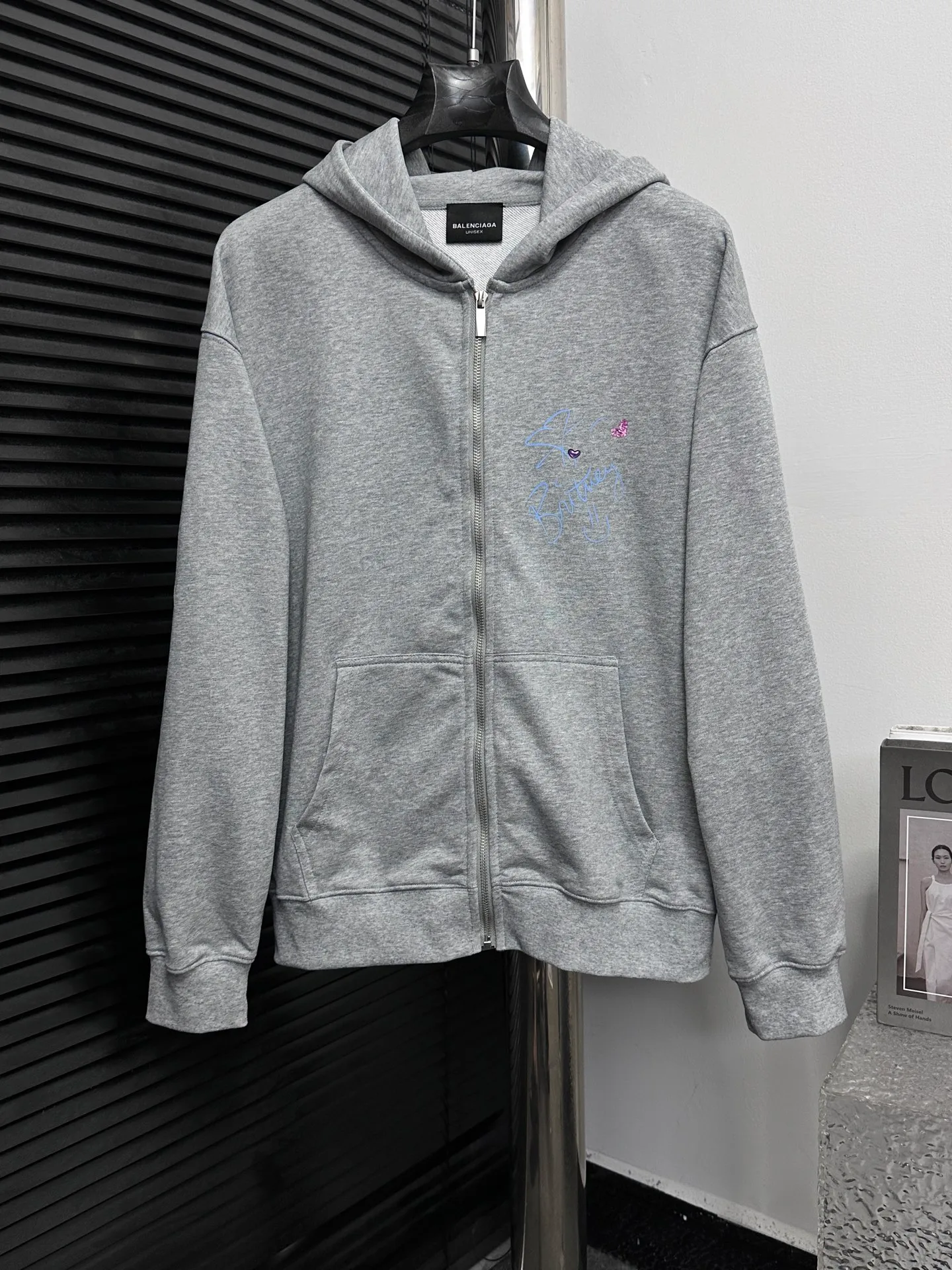 🅿️330 【BALENCIaGA】Paris Notes Singer Portrait Hooded Sweatshirt. The fabric surface is clean. The fabric pattern is clear, soft and comfortable. The threads are dyed with no color difference. The tape is stamped with imported transparent glue. The effect is three-dimensional. Restore brick cabinets, adopt OS loose shoulder style. Same style for men and women. Size: S-XL