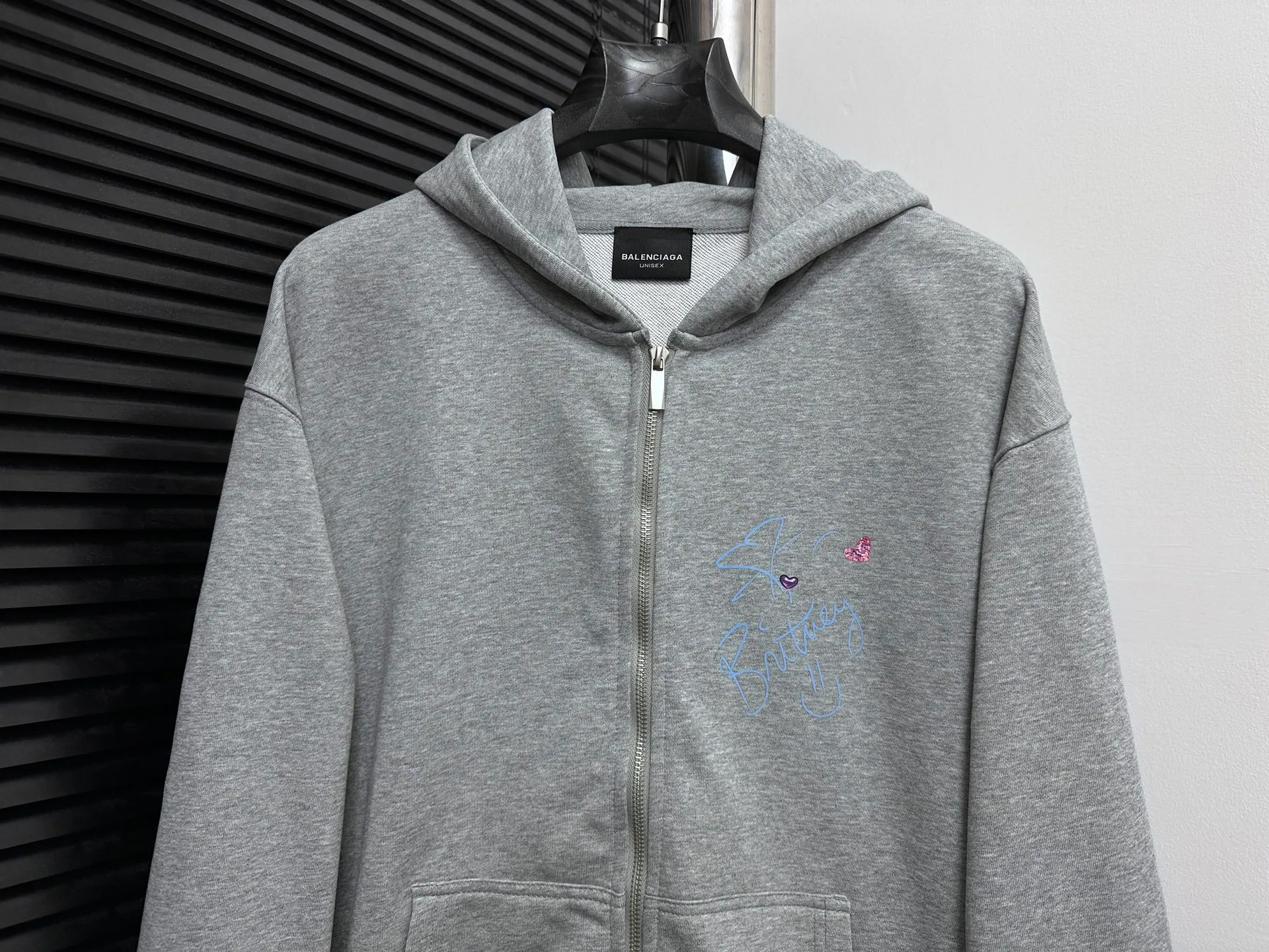 🅿️330 【BALENCIaGA】Paris Notes Singer Portrait Hooded Sweatshirt. The fabric surface is clean. The fabric pattern is clear, soft and comfortable. The threads are dyed with no color difference. The tape is stamped with imported transparent glue. The effect is three-dimensional. Restore brick cabinets, adopt OS loose shoulder style. Same style for men and women. Size: S-XL