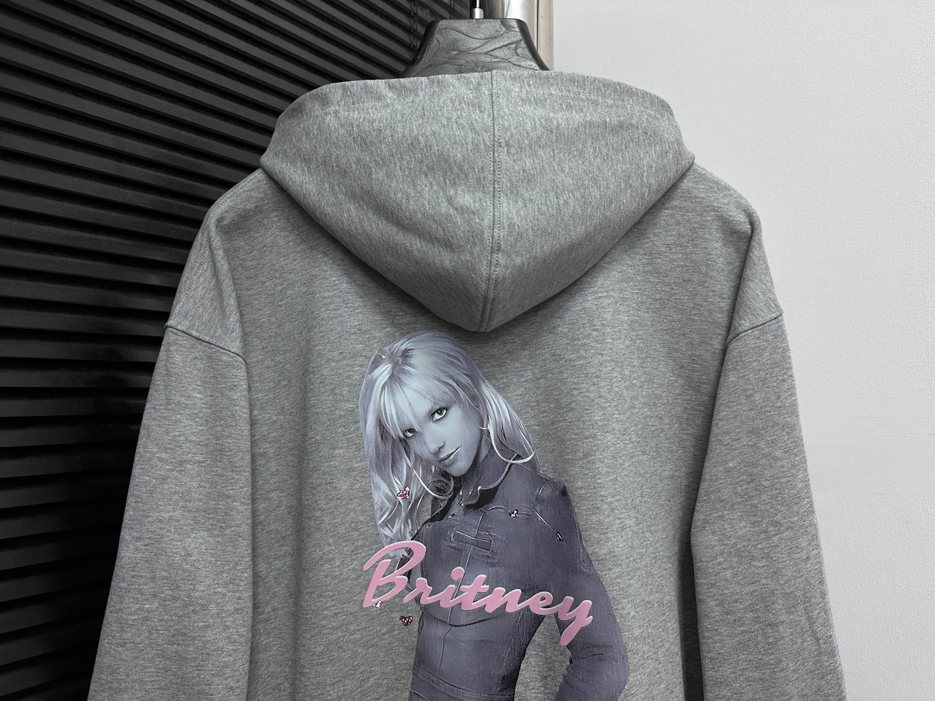 🅿️330 【BALENCIaGA】Paris Notes Singer Portrait Hooded Sweatshirt. The fabric surface is clean. The fabric pattern is clear, soft and comfortable. The threads are dyed with no color difference. The tape is stamped with imported transparent glue. The effect is three-dimensional. Restore brick cabinets, adopt OS loose shoulder style. Same style for men and women. Size: S-XL