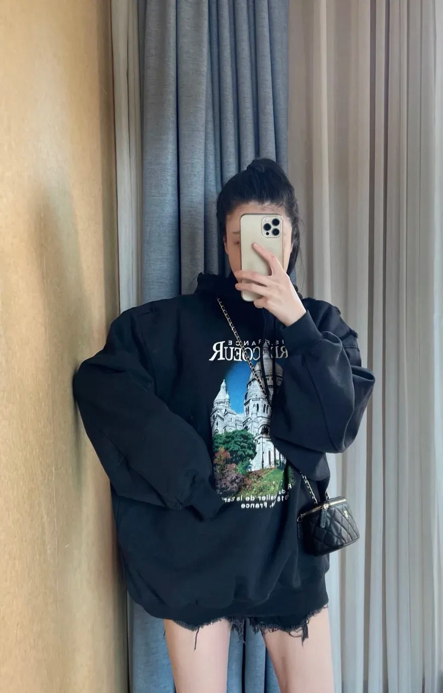 ♻️💯Upper body reference model picture❤️Top tested version BALENCIAGA Balenciaga Sacred Heart Cathedral Garden Notre Dame Castle loose cotton men and women couples same style autumn and winter pure cotton hoodie hooded sweatshirt Top quality, each piece has been garment washed. The printing process adopts Kornit Digital 7-color direct printing, which restores the picture quality in high definition. People, trees and buildings are clearly visible and layered. Letter printing details are processed without tooth edges! The cost of front and back printing is enough to buy a box of good cigarettes. Details are as shown in the picture, all products are visually photographed without any modification! The fabric is made of 480g combed cotton terry fabric, which is heavy-weight and has a full drape. The most important thing is that while ensuring the weight, it can also effectively exert its breathable and breathable effect! Exclusive quality shipment Original fabric Self-adhesive coding Counter tag Size: XS-L Color: Black White P: 480