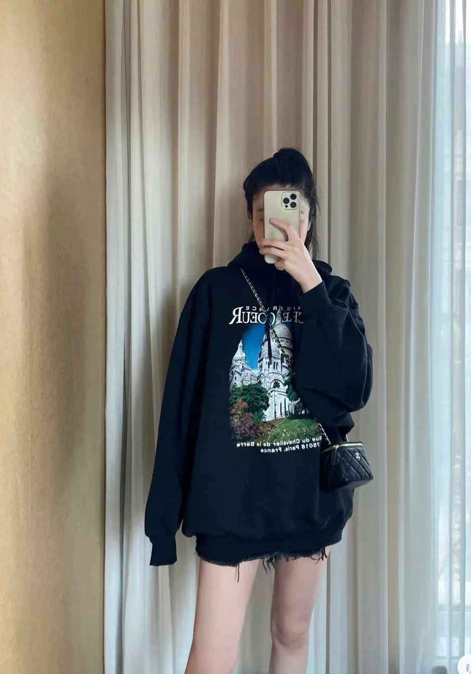 ♻️💯Upper body reference model picture❤️Top tested version BALENCIAGA Balenciaga Sacred Heart Cathedral Garden Notre Dame Castle loose cotton men and women couples same style autumn and winter pure cotton hoodie hooded sweatshirt Top quality, each piece has been garment washed. The printing process adopts Kornit Digital 7-color direct printing, which restores the picture quality in high definition. People, trees and buildings are clearly visible and layered. Letter printing details are processed without tooth edges! The cost of front and back printing is enough to buy a box of good cigarettes. Details are as shown in the picture, all products are visually photographed without any modification! The fabric is made of 480g combed cotton terry fabric, which is heavy-weight and has a full drape. The most important thing is that while ensuring the weight, it can also effectively exert its breathable and breathable effect! Exclusive quality shipment Original fabric Self-adhesive coding Counter tag Size: XS-L Color: Black White P: 480