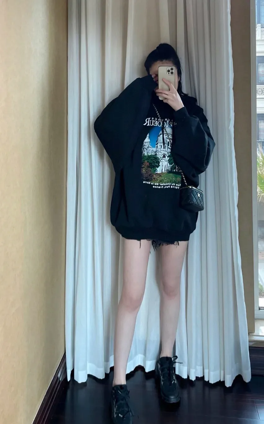 ♻️💯Upper body reference model picture❤️Top tested version BALENCIAGA Balenciaga Sacred Heart Cathedral Garden Notre Dame Castle loose cotton men and women couples same style autumn and winter pure cotton hoodie hooded sweatshirt Top quality, each piece has been garment washed. The printing process adopts Kornit Digital 7-color direct printing, which restores the picture quality in high definition. People, trees and buildings are clearly visible and layered. Letter printing details are processed without tooth edges! The cost of front and back printing is enough to buy a box of good cigarettes. Details are as shown in the picture, all products are visually photographed without any modification! The fabric is made of 480g combed cotton terry fabric, which is heavy-weight and has a full drape. The most important thing is that while ensuring the weight, it can also effectively exert its breathable and breathable effect! Exclusive quality shipment Original fabric Self-adhesive coding Counter tag Size: XS-L Color: Black White P: 480
