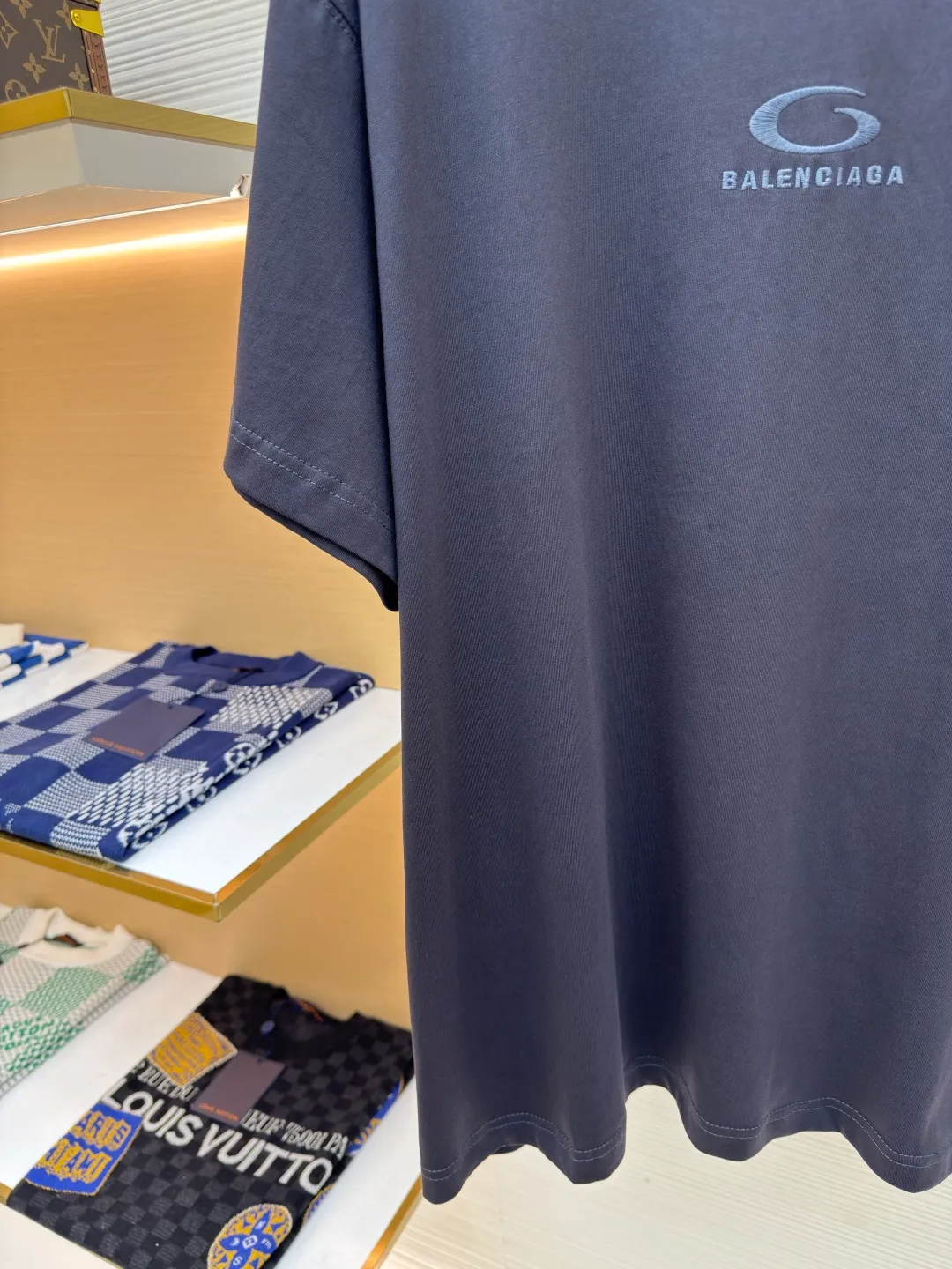 Balenciaga gray circle embroidery round neck short sleeves ●Authentic product: purchased and developed by 3184 ●Item number: 1680218-A00 ●Fabric: pure cotton fabric ●Technology: embroidery production ●Version: loose version ●Weight: about 250 grams ●Size: Thread, 270g. 24S fabric is a medium-to-thick yarn, suitable for creating thick, crisp fabrics with a slightly rough texture, which is in line with the "natural and original" effect pursued by retro style. The texture is soft, breathable and elastic, suitable for close-fitting wear and able to create a simple and smooth silhouette. The loose silhouette design details with a retro feel are reflected through old textures, faded processing, and classic tailoring. The overall wiring is straight and delicate, the fabric is comfortable and soft, and the color is consistent without color difference. It can be matched with the same style to create a fashionable look and control various occasions. Customized accessories, complete with three standards, same style for men and women!