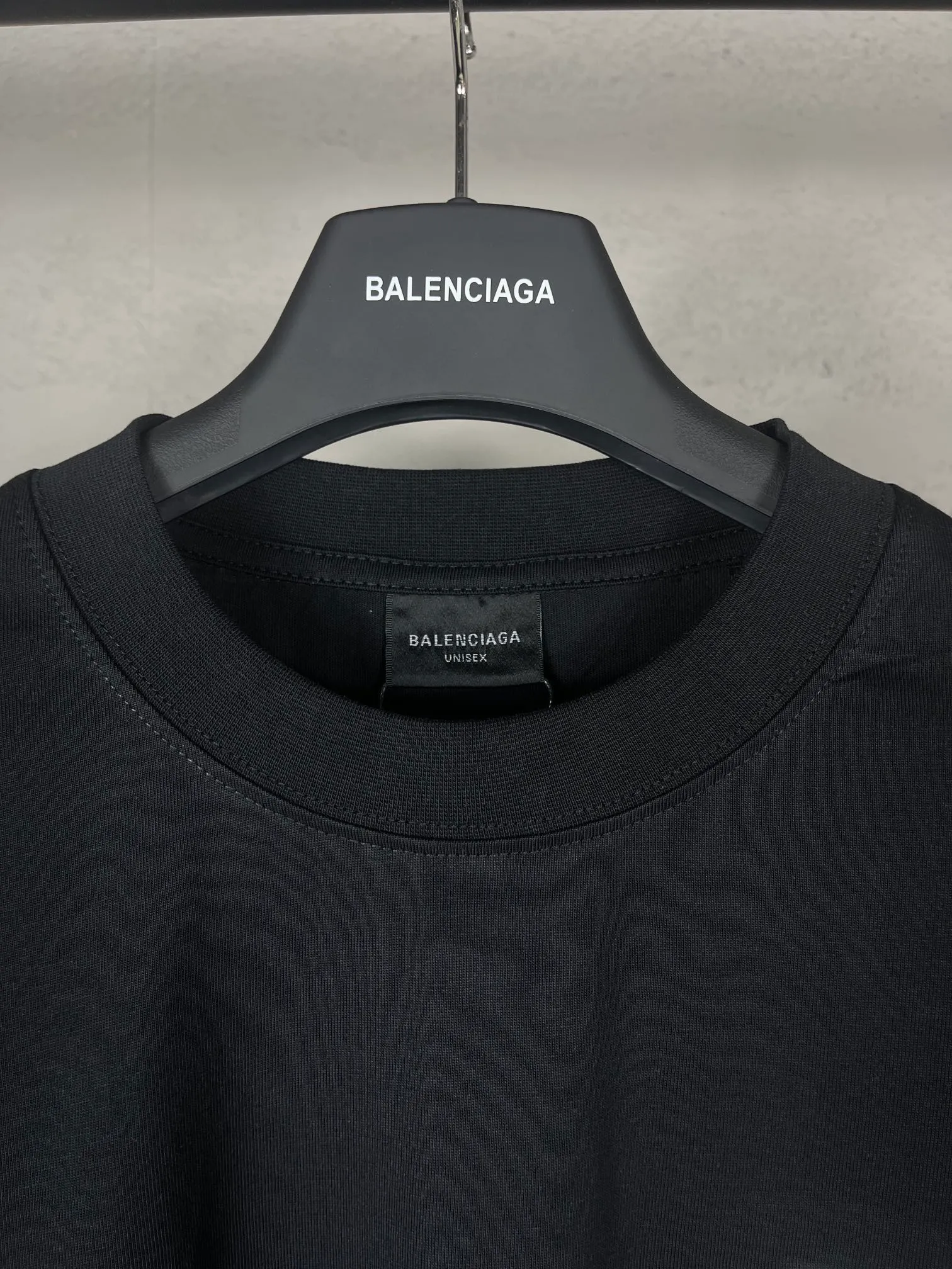 🅿️170 real photos [Top version. Official website quality] BALENCI*GA/Paris BALENCI*GA# short-sleeved T-shirt with new LOGO in small letters on the chest. Brick cabinet synchronization. The fabric is made of Paris ZP custom-woven and dyed cotton double yarn. The weight is 260 grams. The cloth surface is clean. The texture is clear. Soft and comfortable. The color fastness is good. It is not easy to change color. The threads are woven and dyed with no color difference. The front and back embroidery is embroidered with an embroidery machine imported from Tajima. The effect is three-dimensional and the garment is distressed. The version adopts OS loose shoulder design. Same style for men and women. Code: BL223379 Color: black. Size: XS to L