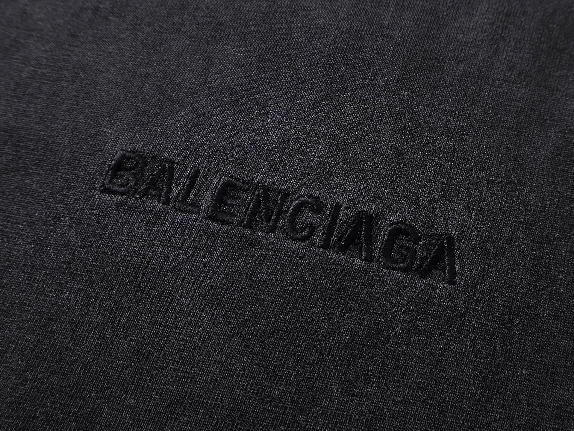 🅿️210 Actual pictures [Top version. Official website quality] BALENCI*GA/Paris #2025 new style. Front and back letter LOGO embroidery, hand-painted graffiti, washed and worn short-sleeved T-shirt, full of design. Welcome to compare. Notice! ️The fabric uses genuine environmentally friendly dyes, custom-woven and dyed 100% cotton double yarn, weight 260 grams, the cloth surface is clean. The cloth pattern is clear, soft and comfortable. The threads are dyed with no color difference. The classic letter LOGO is embroidered using imported Tajima embroidery machine. The garments are washed, distressed and hand-painted with graffiti. Extra heavy craftsmanship. . Restore the brick cabinet, adopt OS loose shoulder style. Same style for men and women. Code: BL253628 Color: Gray Size: XS S M L