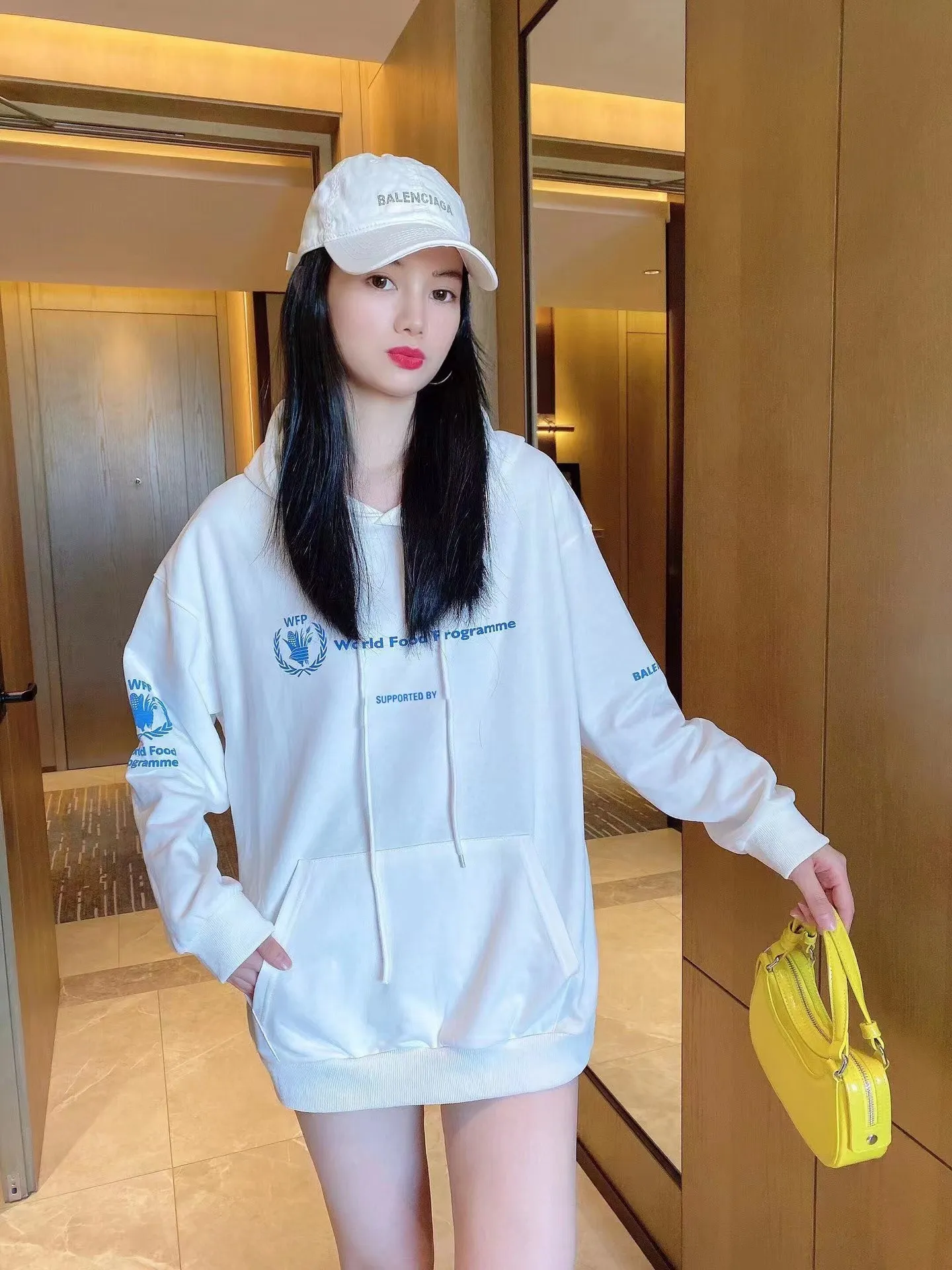 ♻️💯Reference model picture for the upper body❤️Top tested Balenciaga Balenciaga 22SS new WFP World Food Agency male and female couple star same style autumn and winter pure cotton hooded sweatshirt. The fabric is made of 480 grams of pure cotton terry material. It does not pill. It feels very good. Printed and dressed up dozens of times to achieve a 1:1 effect. They all use slurry imported from abroad. A proportion of foaming powder is added to the slurry to foam at high temperature. The printing embossing effect is very good, and the powder does not fall off or break. The front and rear panels are washable and environmentally friendly. The entire printing process takes a long time. The hem and cuffs are all customized threads. There is no error in dyeing in the same vat. The workmanship is perfect. The accessories are all customized. This year’s market hot trend has many Internet celebrities. The top is very trendy. The same style for men and women. OverSzie version. Color: Black White Size: XS-L P:450