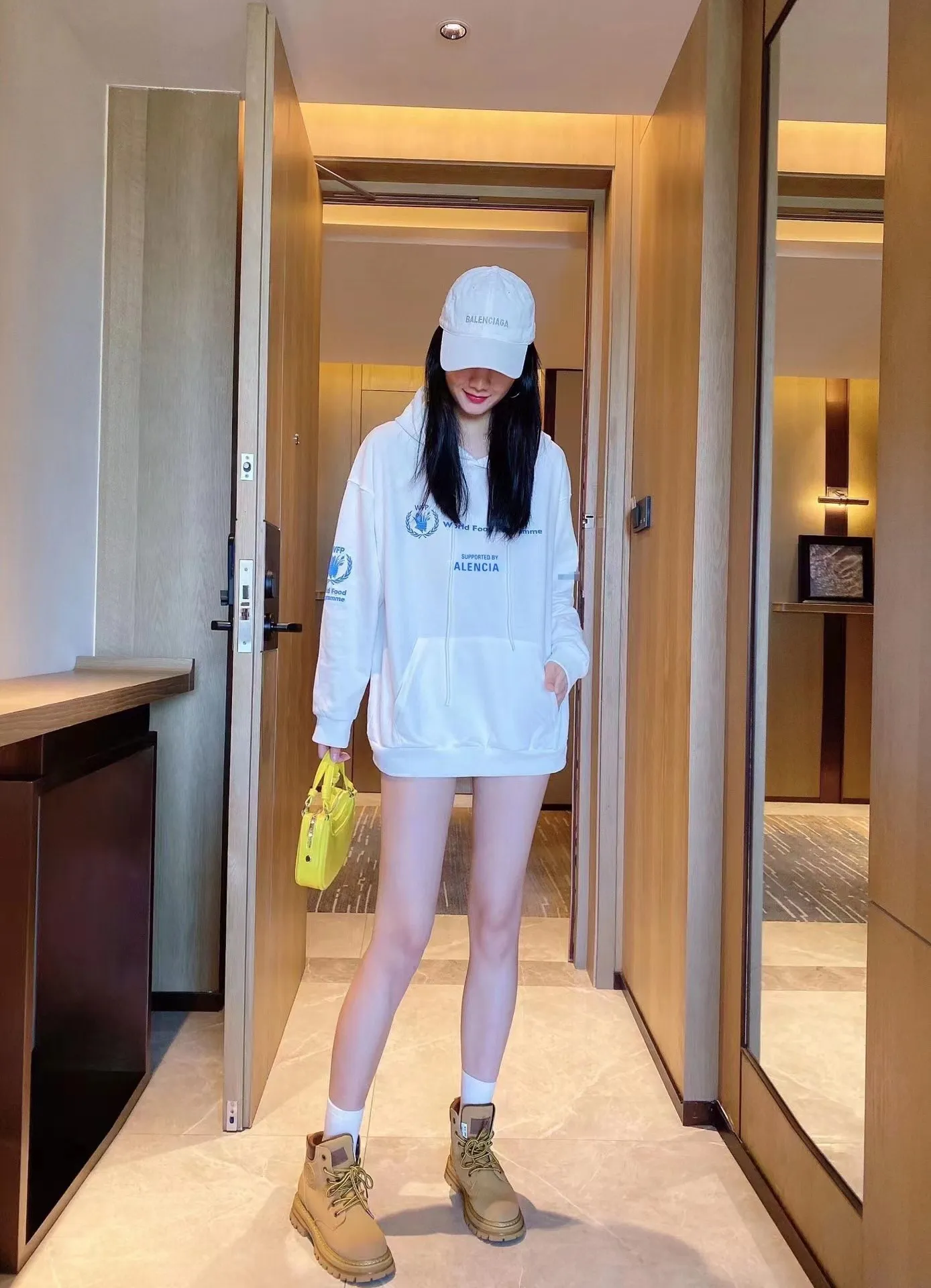 ♻️💯Reference model picture for the upper body❤️Top tested Balenciaga Balenciaga 22SS new WFP World Food Agency male and female couple star same style autumn and winter pure cotton hooded sweatshirt. The fabric is made of 480 grams of pure cotton terry material. It does not pill. It feels very good. Printed and dressed up dozens of times to achieve a 1:1 effect. They all use slurry imported from abroad. A proportion of foaming powder is added to the slurry to foam at high temperature. The printing embossing effect is very good, and the powder does not fall off or break. The front and rear panels are washable and environmentally friendly. The entire printing process takes a long time. The hem and cuffs are all customized threads. There is no error in dyeing in the same vat. The workmanship is perfect. The accessories are all customized. This year’s market hot trend has many Internet celebrities. The top is very trendy. The same style for men and women. OverSzie version. Color: Black White Size: XS-L P:450