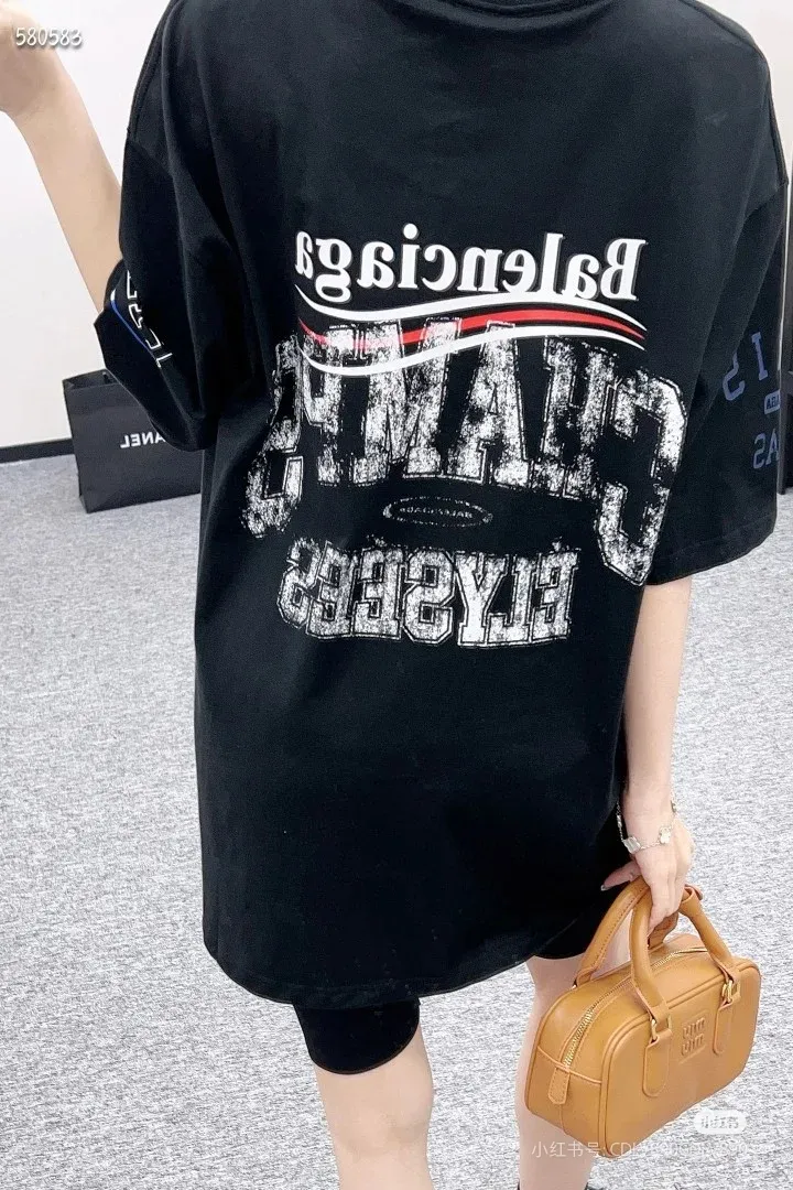 🎀Hot model pictures🎀[Top version. Official website quality] BALENCI*GA/Paris.SS25 latest model, front and back left and right sleeves I Love Paris & Balenciaxx art printed short-sleeved T-shirt. Brick cabinet synchronization. Genuine product developed at the first time, happy to print and compare! The fabric is made of Paris ZP custom-woven and dyed cotton double yarn. Weighing 260 grams, the cloth surface is clean. The cloth pattern is clear, soft and comfortable. The threads are dyed with no color difference. The printing uses environmentally friendly imported materials. The letters are clear and the effect is three-dimensional. The version adopts OS loose shoulder design. Same style for men and women. Color: white, black. Size: XS S M L P270