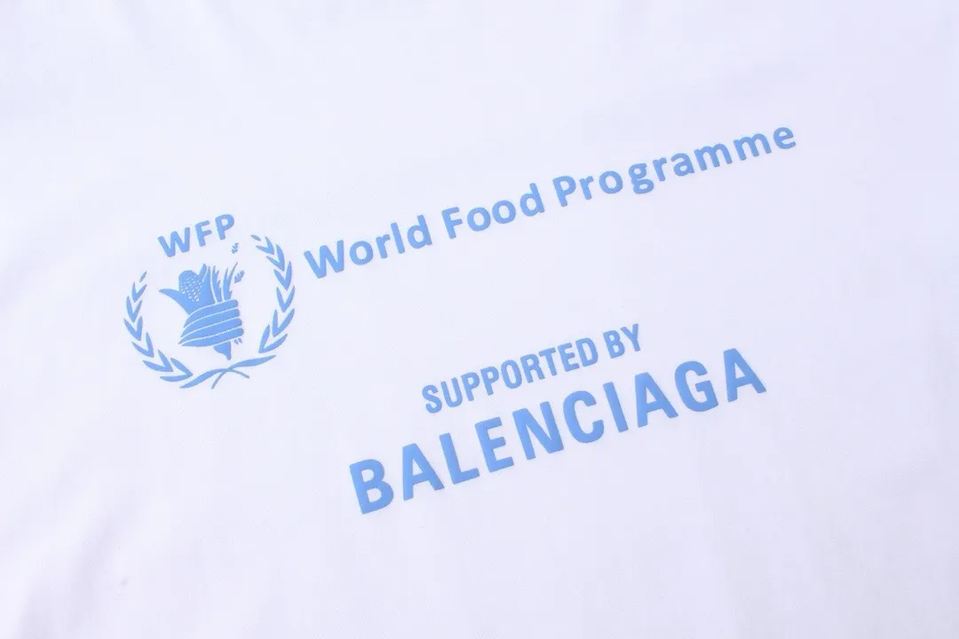 🅿️216 Real photos [Top version. Official website quality] BALENCIAGA/Balenciaga WFP World Food Agency charity limited edition #long-sleeved T-shirt. The fabric is made of Paris ZP custom-woven and dyed cotton double yarn. Weighing 260 grams, the cloth surface is clean. The cloth pattern is clear, soft and comfortable. The ribbing is dyed with no color difference. The classic pattern printing uses environmentally friendly imported glue, micro-foam printing. Precision screen. The letters are clear. No burrs. Strong three-dimensional effect. The version adopts OS loose shoulder version. Same style for men and women. Coding: BL225016 Color: white, black Size: XS S M L
