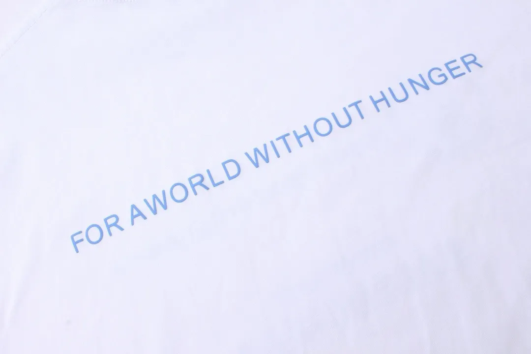 🅿️216 Real photos [Top version. Official website quality] BALENCIAGA/Balenciaga WFP World Food Agency charity limited edition #long-sleeved T-shirt. The fabric is made of Paris ZP custom-woven and dyed cotton double yarn. Weighing 260 grams, the cloth surface is clean. The cloth pattern is clear, soft and comfortable. The ribbing is dyed with no color difference. The classic pattern printing uses environmentally friendly imported glue, micro-foam printing. Precision screen. The letters are clear. No burrs. Strong three-dimensional effect. The version adopts OS loose shoulder version. Same style for men and women. Coding: BL225016 Color: white, black Size: XS S M L